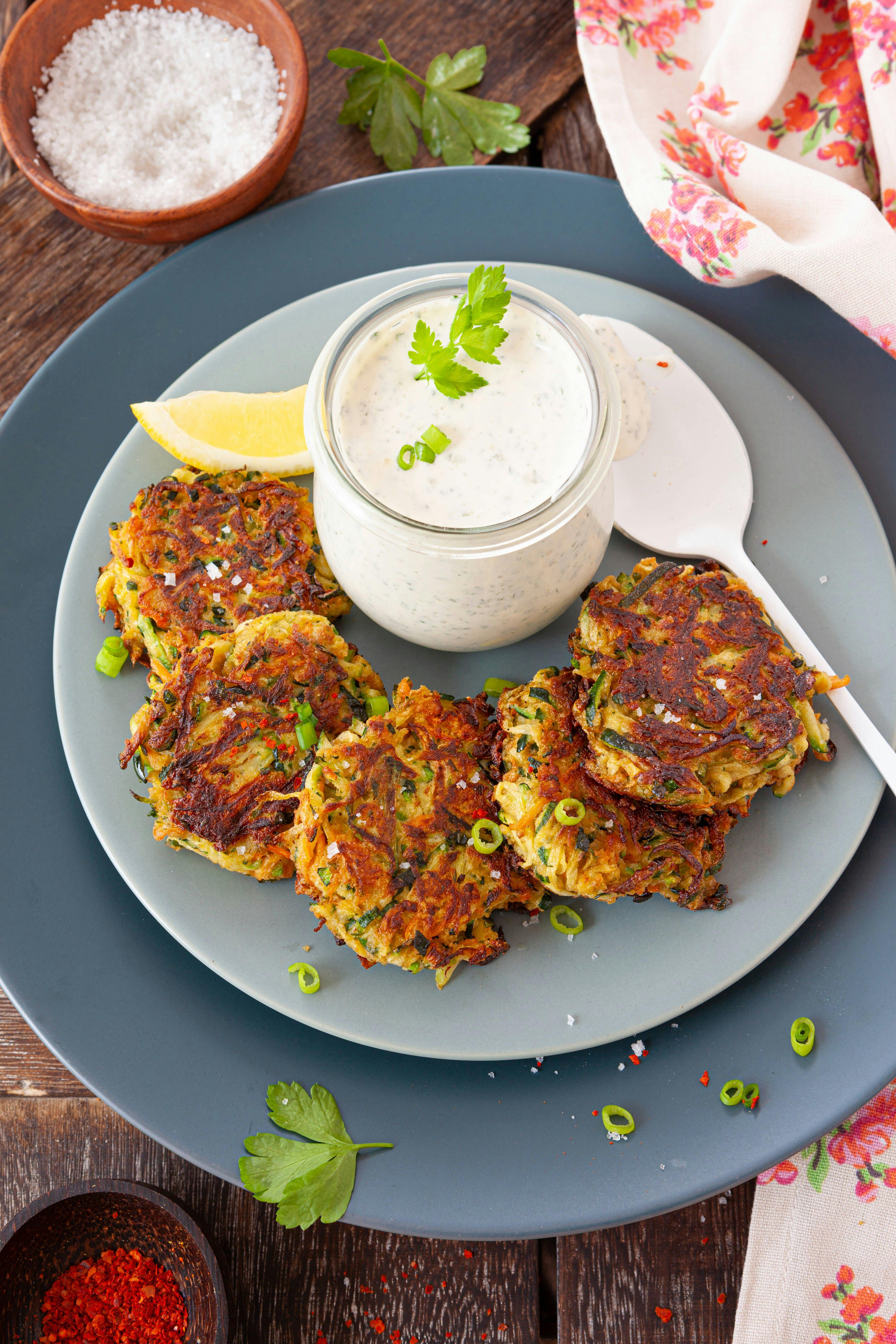 Geniales Rezept für Zucchinipuffer: Mit DIESEM Joghurt-Dip einfach perfekt Geniales Rezept für Zucchinipuffer: Mit DIESEM Joghurt-Dip einfach perfekt