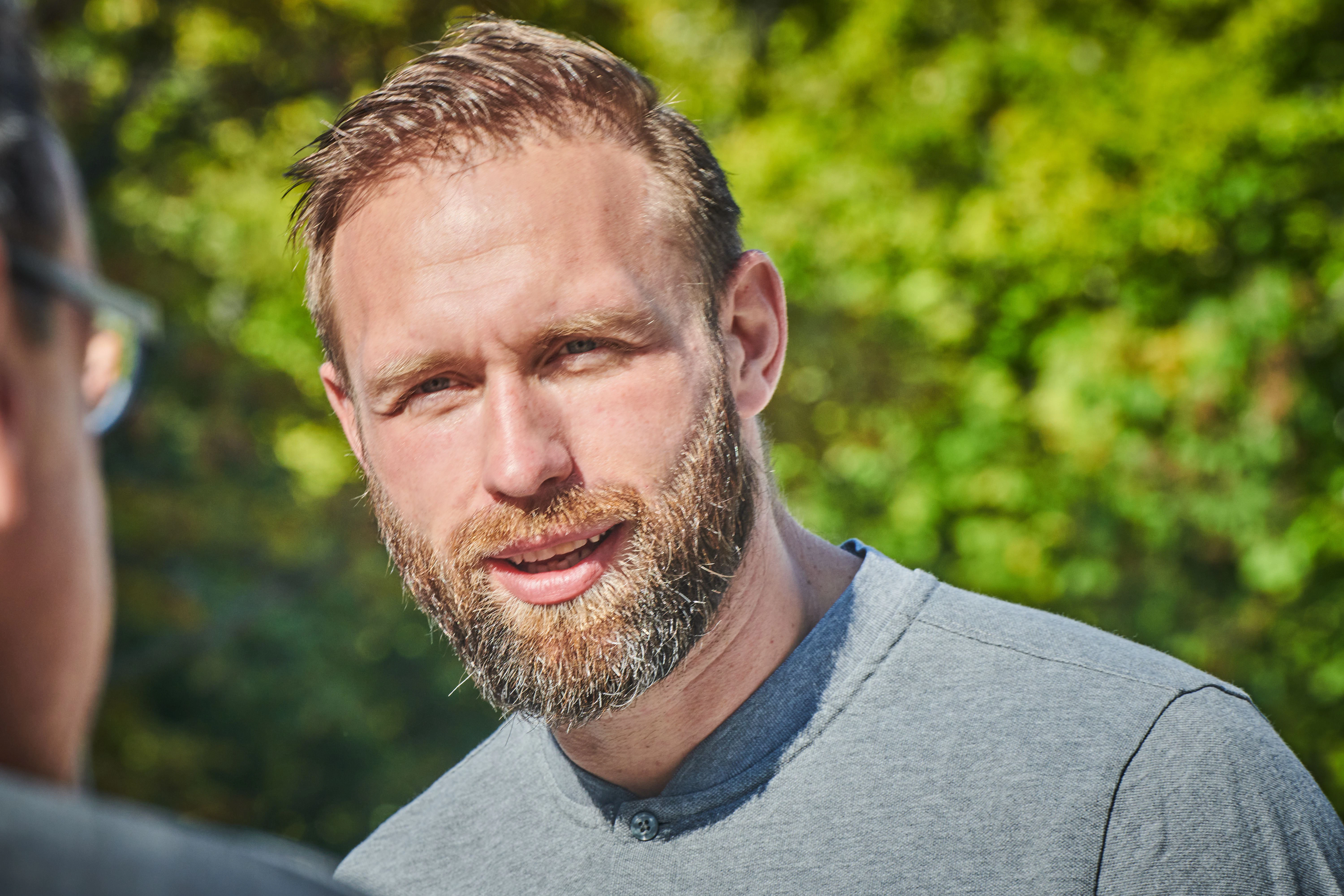 Robert Harting, Olympiasieger und mehrfacher Weltmeister im Diskuswerfen aus Berlin, erneuert seine Kritik am deutschen Sportsystem.