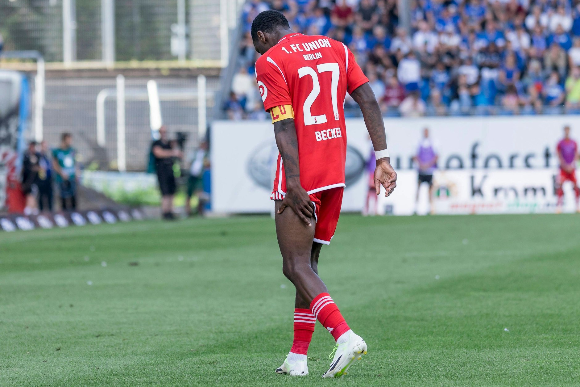 Sheraldo Becker muss verletzt den Platz verlassen.