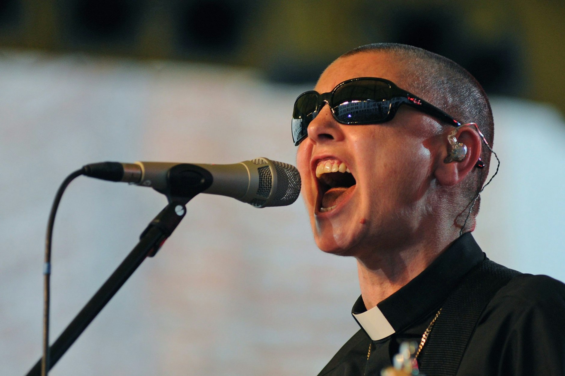 Sinéad&nbsp;O'Connor bei einem Konzert in Priesterkleidung, 2013