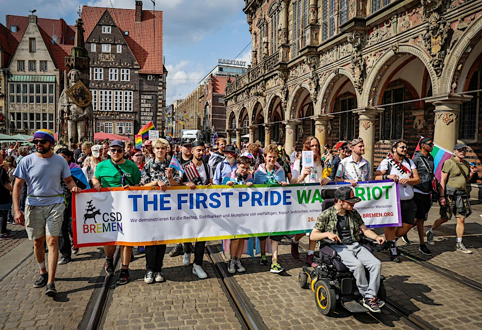 «The first pride was a riot» steht auf diesem Transparent beim Pride-Demonstrationszug durch Bremen.  