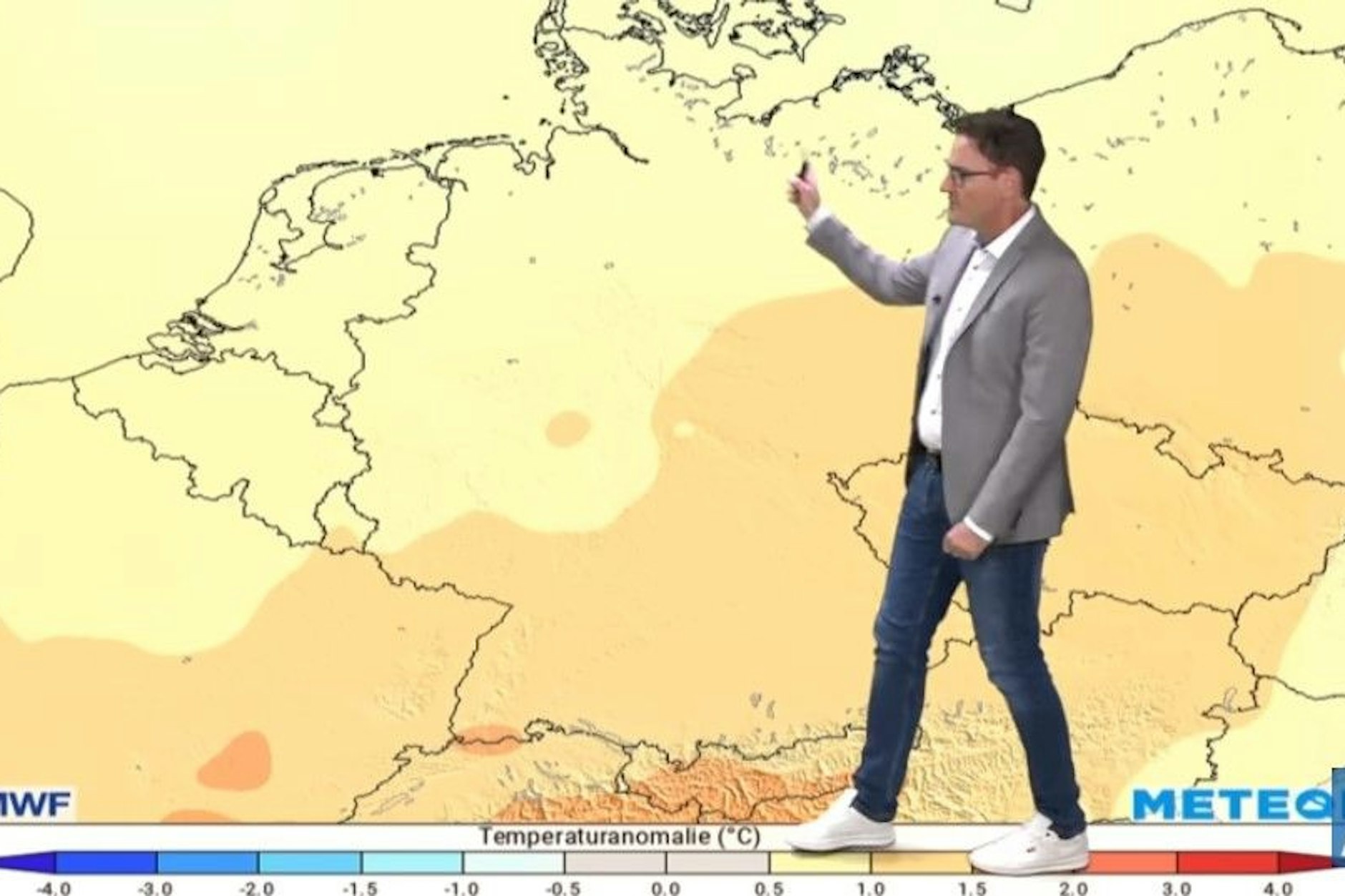 Wetter-Experte Dominik Jung zeigt die Wetterkarte für September: Es wird wieder sehr warm bis heiß.