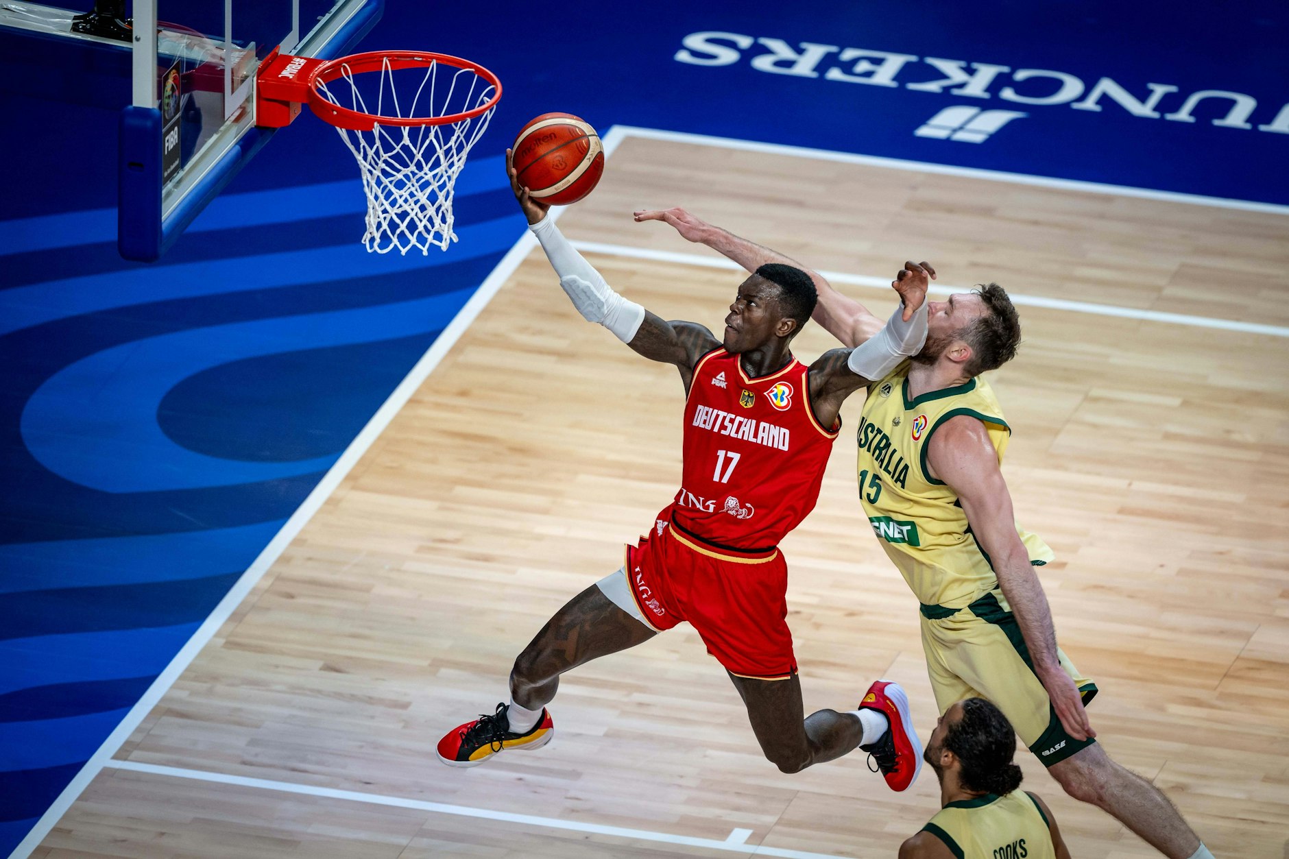 Dennis Schröder (l.) hat die deutschen Basketballer zum Sieg gegen Australien geführt.
