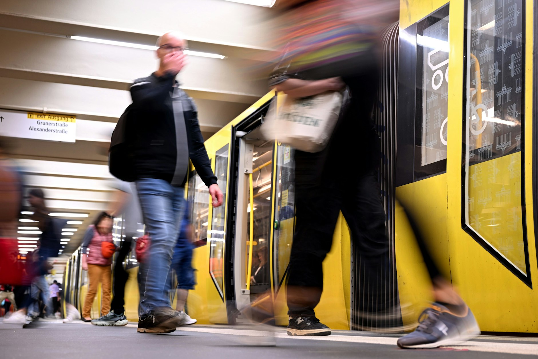 Nach Pankow einsteigen bitte! Im U-Bahnhof Alexanderplatz der U2 halten wieder auf beiden Gleisen Züge. Der Pendelverkehr, der nach einer Havarie eingerichtet wurde, ist vorbei.