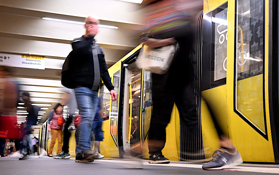 Nach Pankow einsteigen bitte! Im U-Bahnhof Alexanderplatz der U2 halten wieder auf beiden Gleisen Züge. Der Pendelverkehr, der nach einer Havarie eingerichtet wurde, ist vorbei.