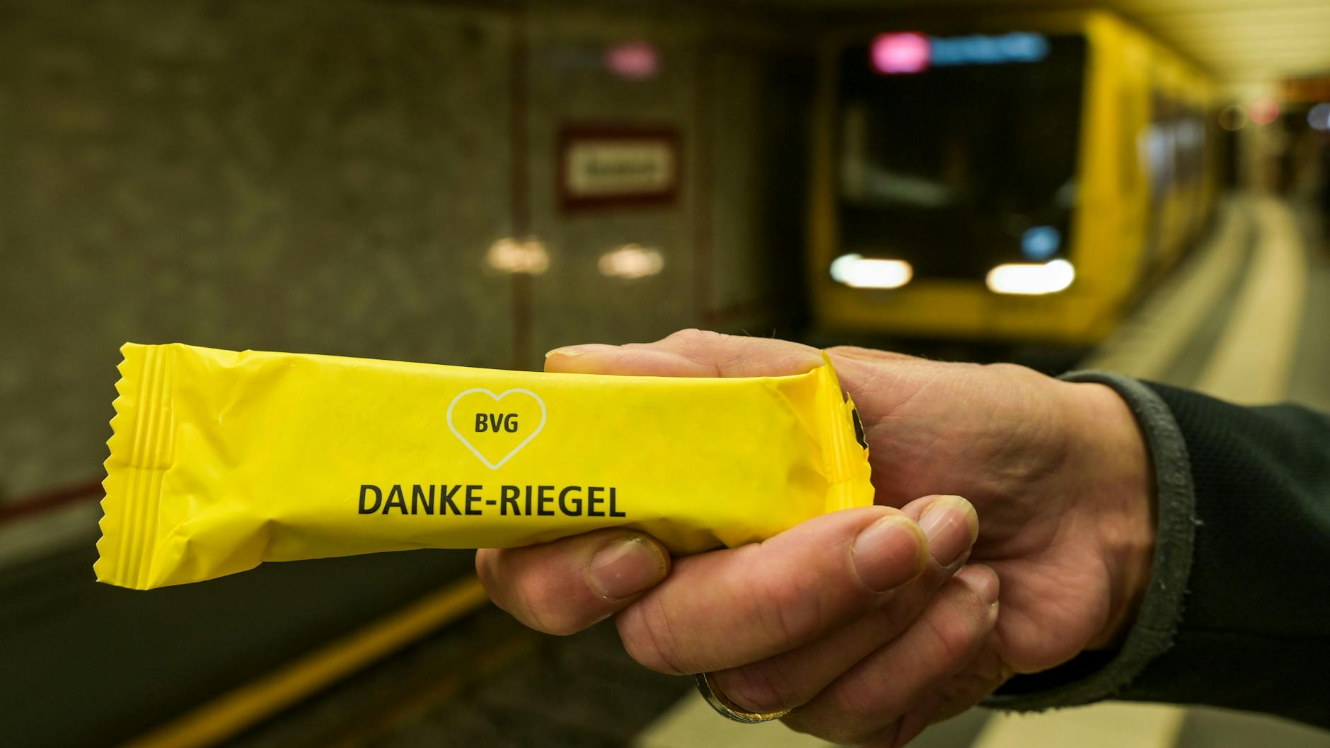 Nach U2-Chaos am Alex: Diese Riegel verteilten BVG-Mitarbeiter als Dankeschön an die Fahrgäste. 