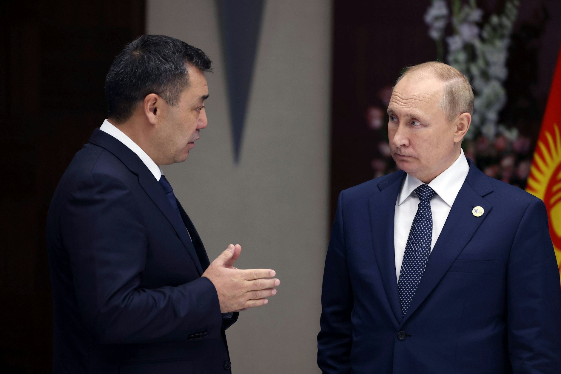 Wladimir Putin im Gespräch mit Kirgisistans Präsident Sadyr Dschaparow. Wie umgeht Kirgisistan die Russland-Sanktionen?