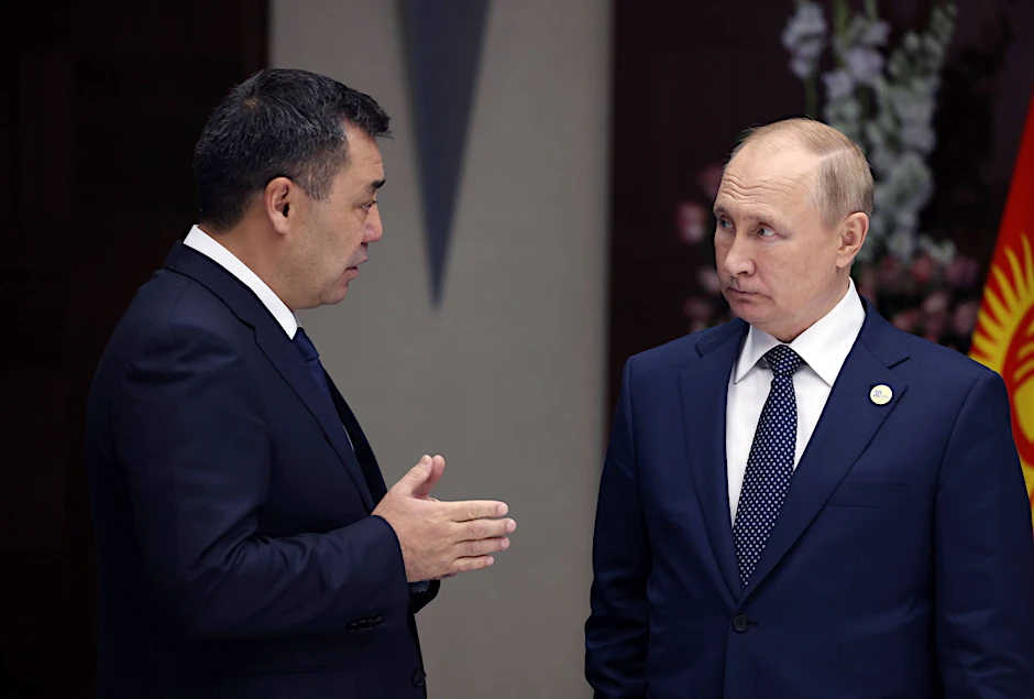 Wladimir Putin im Gespräch mit Kirgisistans Präsident Sadyr Dschaparow. Wie umgeht Kirgisistan die Russland-Sanktionen?