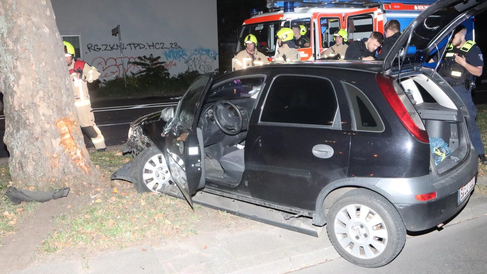 In Kreuzberg raste ein vor der Polizei flüchtender gegen einen Baum.