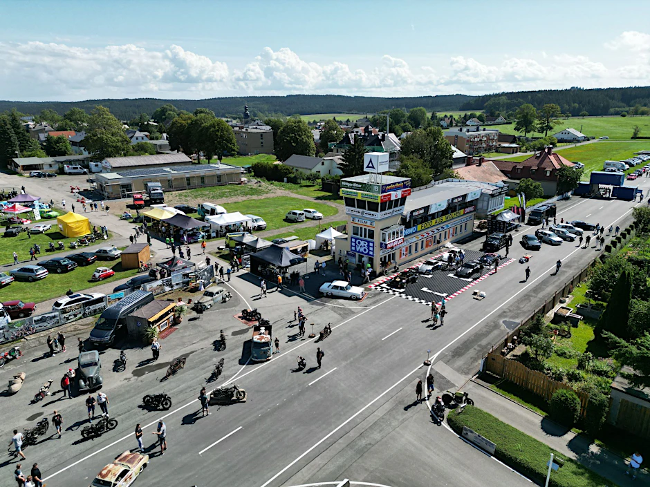 Besucher gehen über die Ausstellungsfläche bei der Eröffnung der Motorwelt «Schleizer Dreieck».  