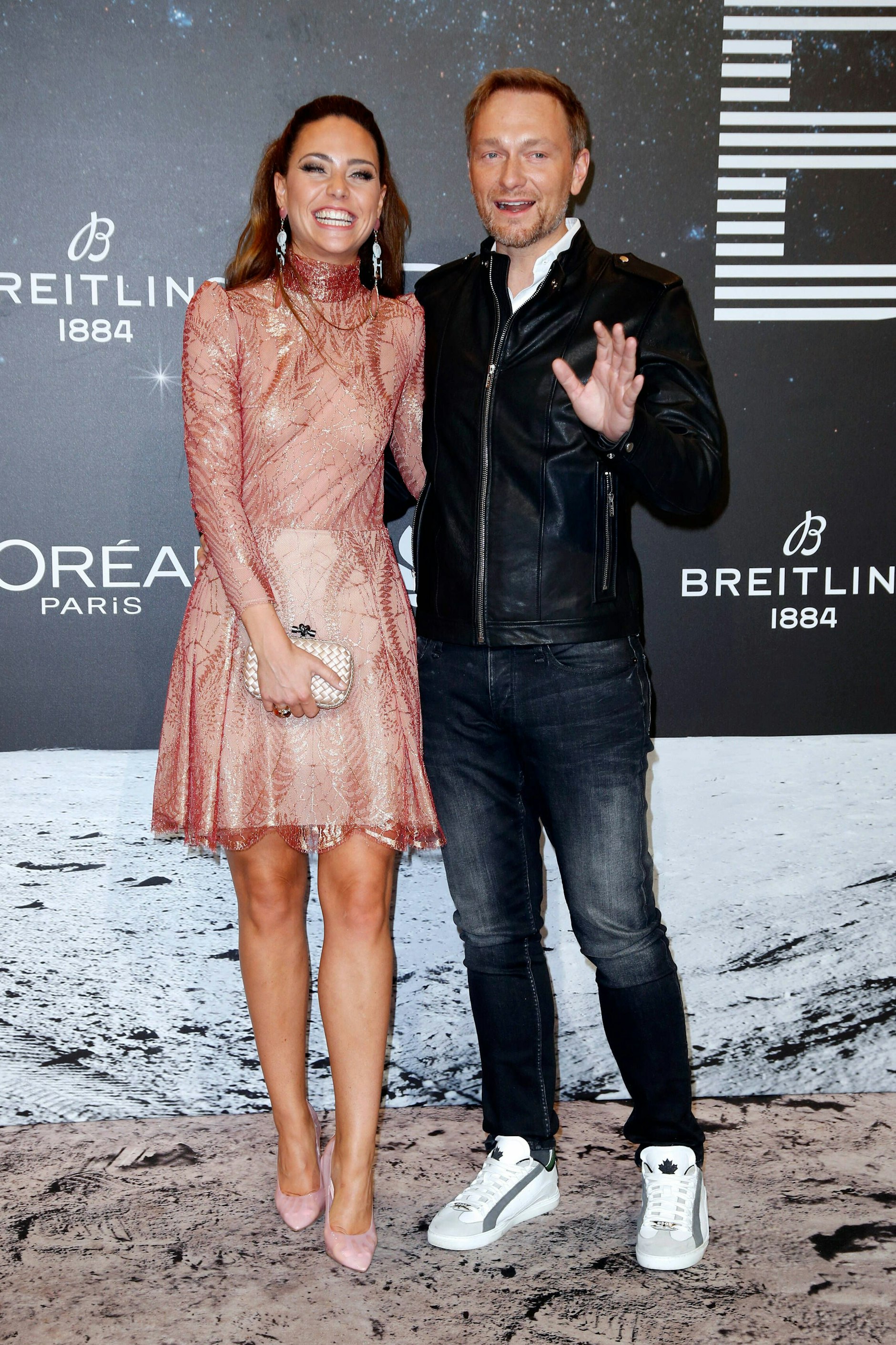 Düsseldorfer Staple Piece: Linder mit weißen Turnschuhen und gut gelaunter Gattin.