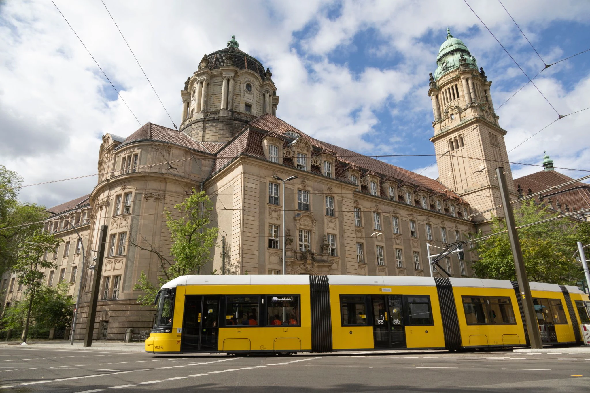 Auf der Neubaustrecke zwischen dem Hauptbahnhof und dem U-Bahnhof Turmstraße fährt ein Probezug beim Kriminalgericht Moabit um die Ecke. Am 9. September beginnt der Fahrgastbetrieb.