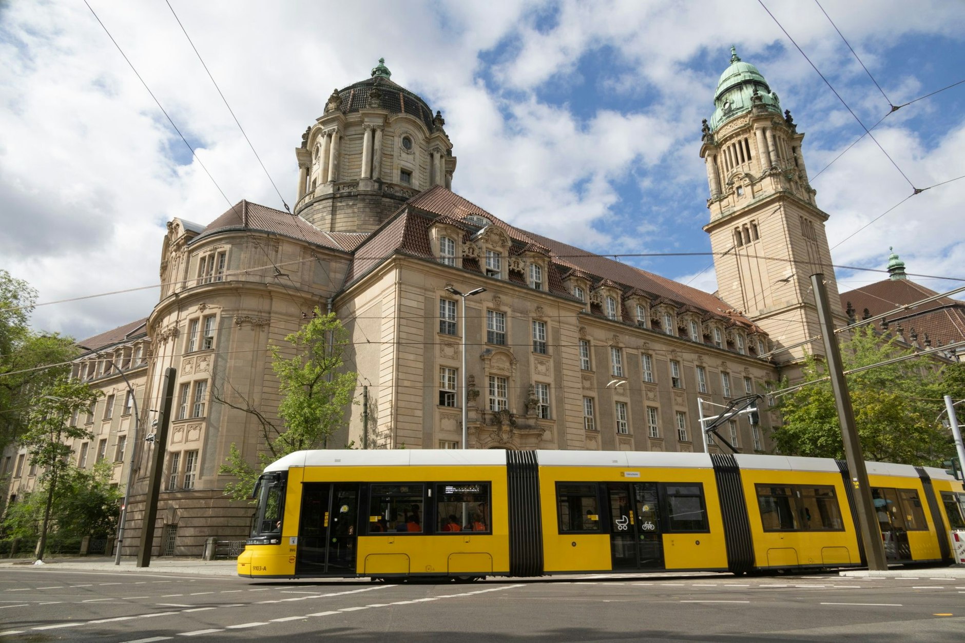 Auf der Neubaustrecke zwischen dem Hauptbahnhof und dem U-Bahnhof Turmstraße fährt ein Probezug beim Kriminalgericht Moabit um die Ecke. Am 9. September beginnt der Fahrgastbetrieb.
