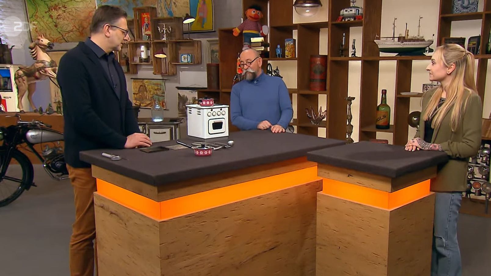 Richtig toll findet man den Kinderherd am Expertentisch: Experte Detlev Kümmel (li.) und „Bares für Rares“-Moderator Horst Lichter mit Verkäuferin Sarah aus Stuttgart.