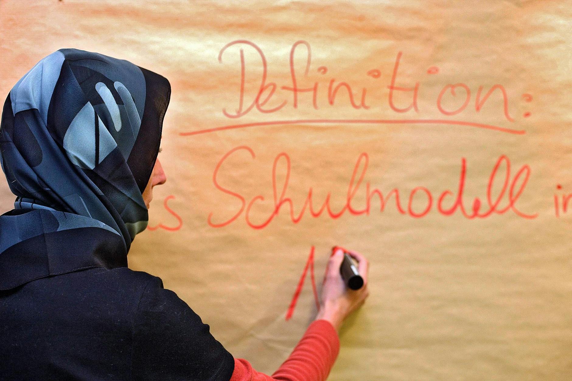 Lehrerin mit Kopftuch in einer Schule