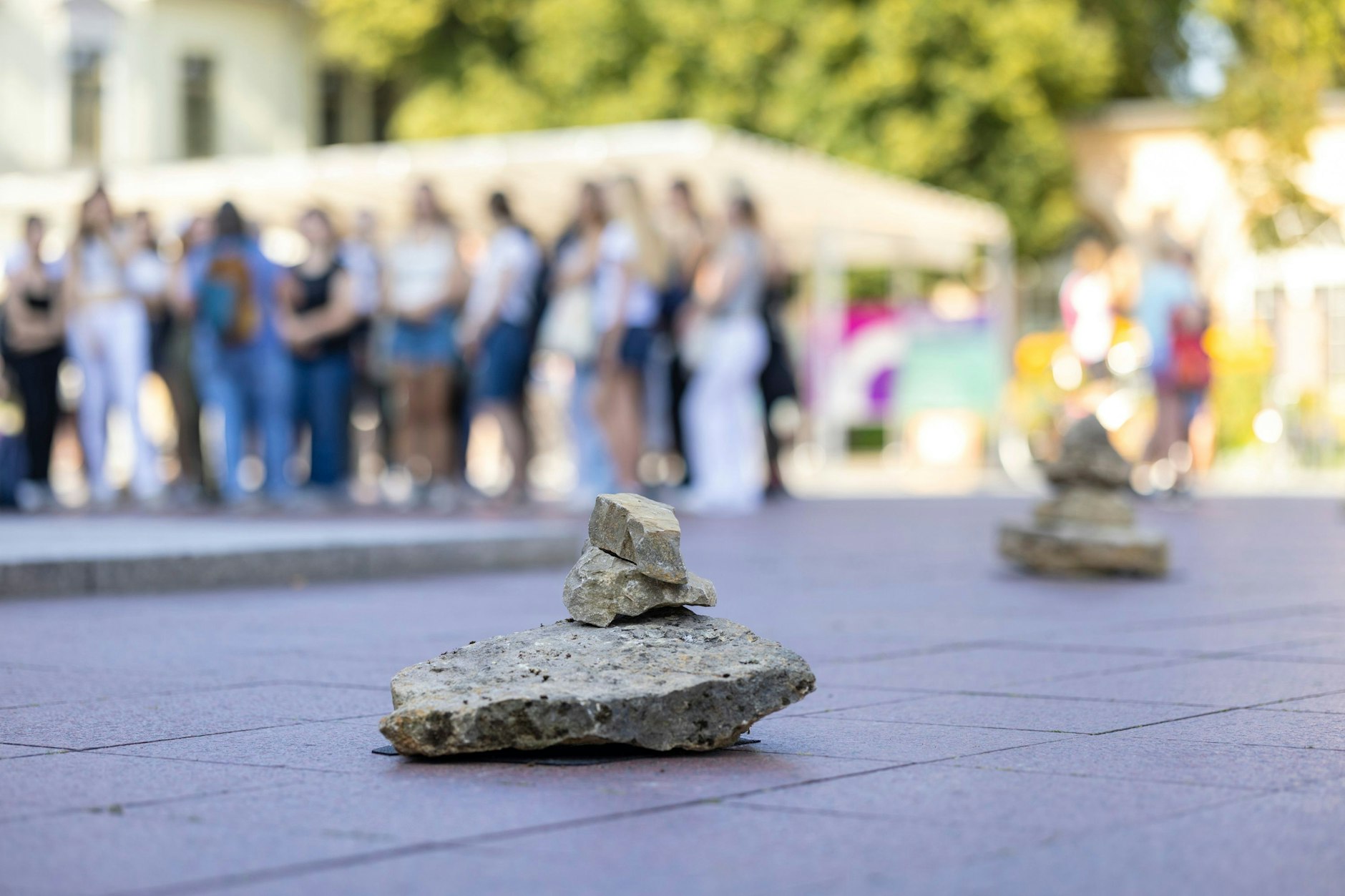 Jeder Stein, den der Bildhauer Uecker von Weimars Bürgern auf ihrem Theaterplatz verteilen ließ, steht für die Namen der Gemarterten des NS-Lagers Buchenwald.