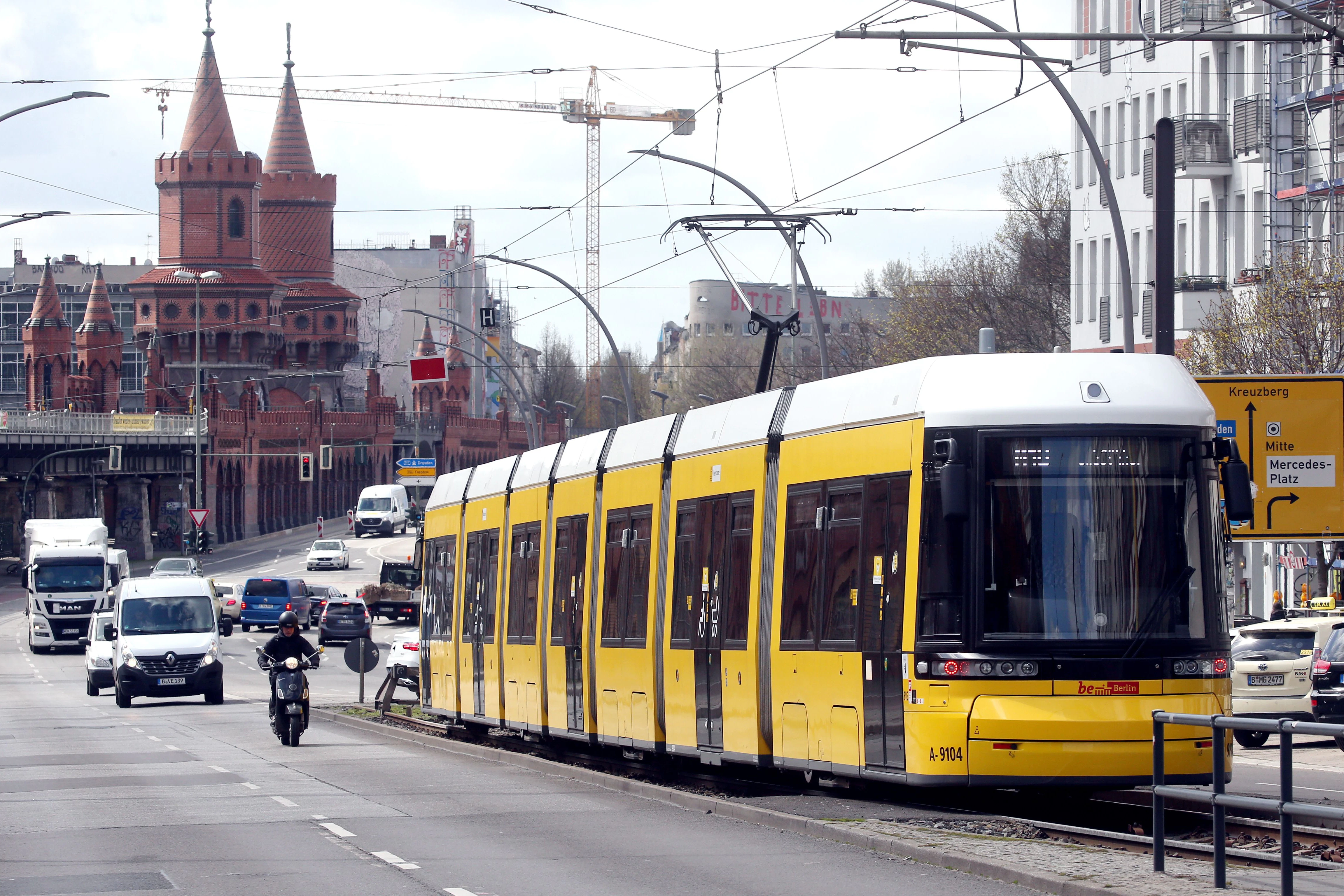 Eine Straßenbahn der Linie M10 steht an der Endstation Warschauer Straße. Bisherige Planungen sehen vor, die Strecke über die Oberbaumbrücke hinweg nach Kreuzberg und Neukölln zu führen.