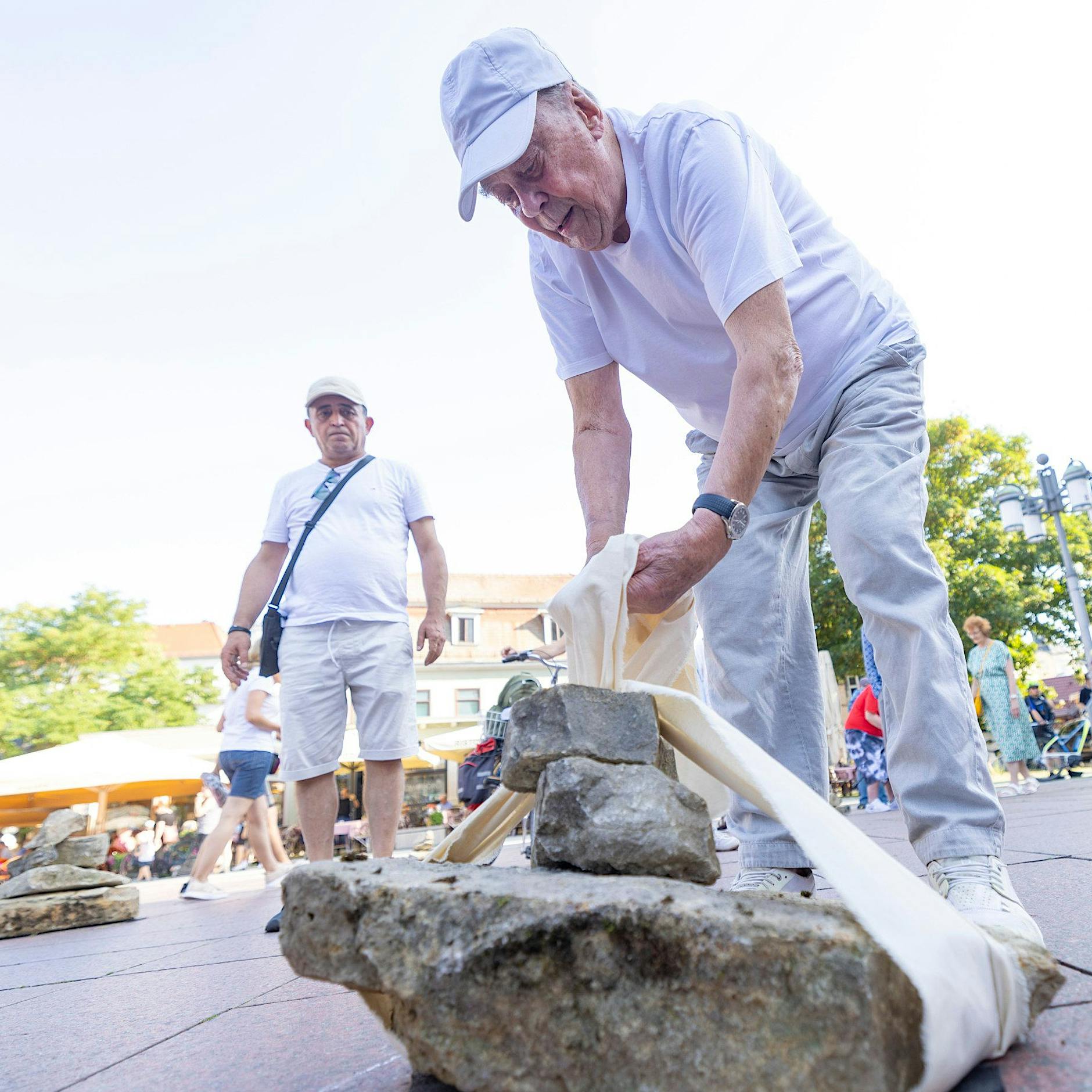 Kunstfest Weimar: Steine aus Buchenwald vor Nationaltheater – Wichtige Aktion von Günther Uecker
