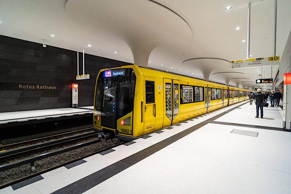 Seit Dezember 2020 hält die U5 im U-Bahnhof Rotes Rathaus. Die Planer haben alles vorbereitet, dass darunter eine Station für die U-Bahn vom Adenauerplatz nach Weißensee entstehen könnte.