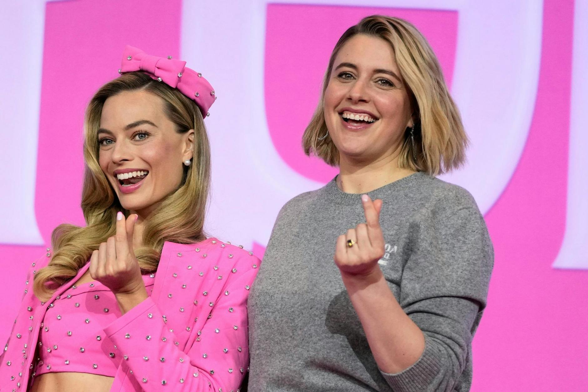 ARCHIV - Hauptdarstellerin Margot Robbie (l) und Regisseurin Greta Gerwig stellen «Barbie» in Seoul vor.