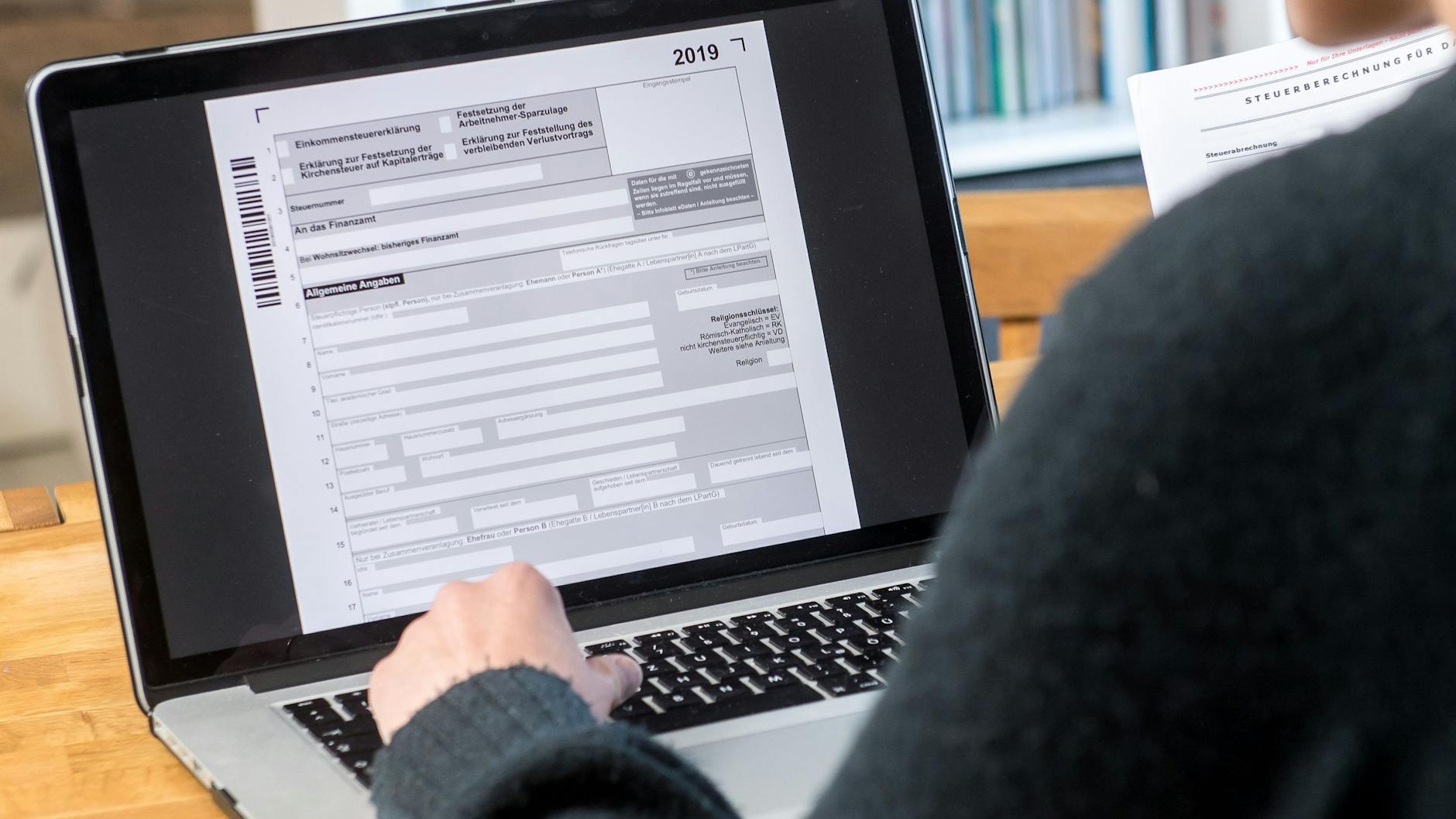 Wer zur Abgabe einer Steuererklärung verpflichtet ist und nicht von einem Steuerberater betreut wird, muss dies bis zum 30. September tun.