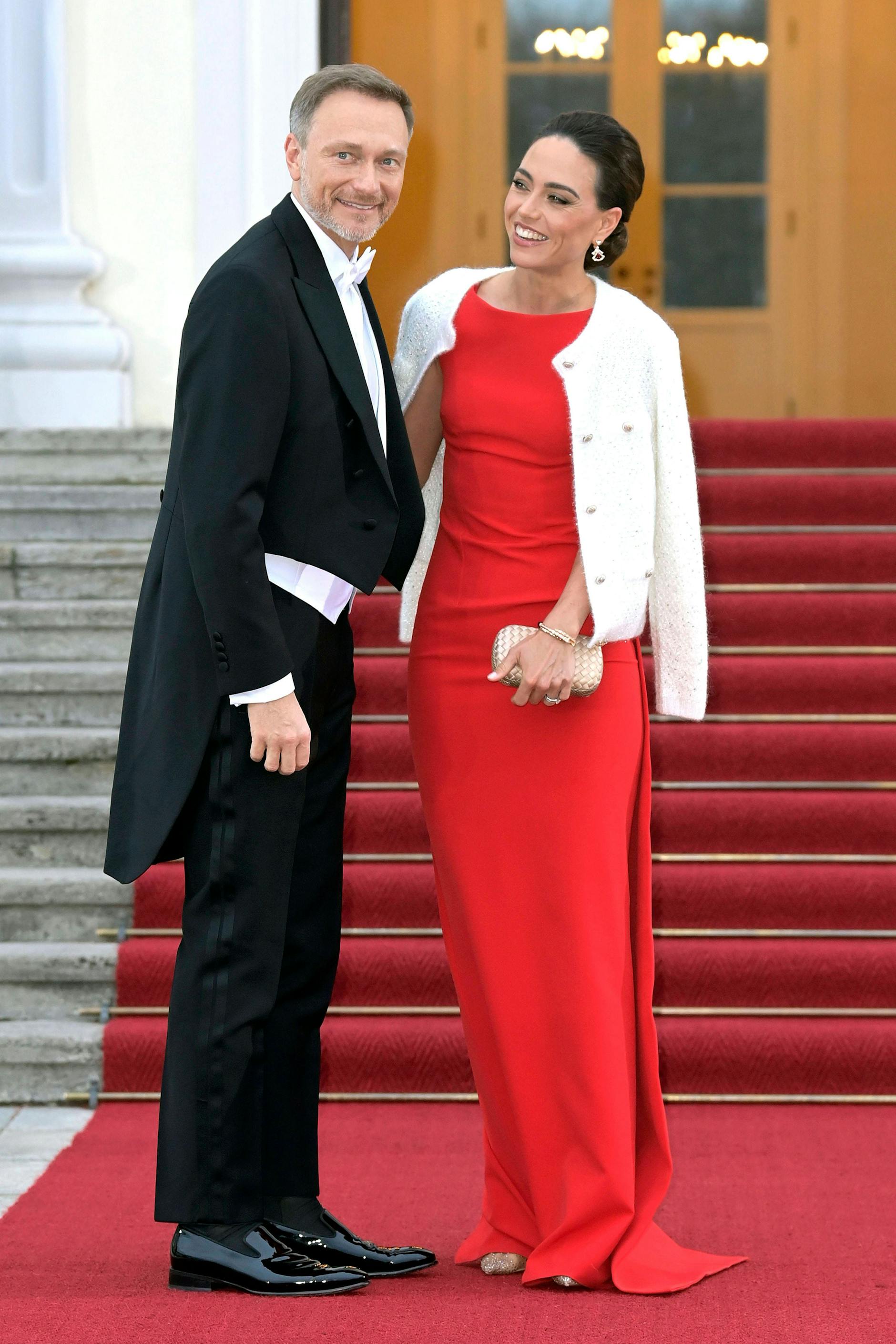 Wenn's zum Abend hin frischer wird: Zum Staatsbankett nahm Lehfeldt ihr Strickjäckchen mit.