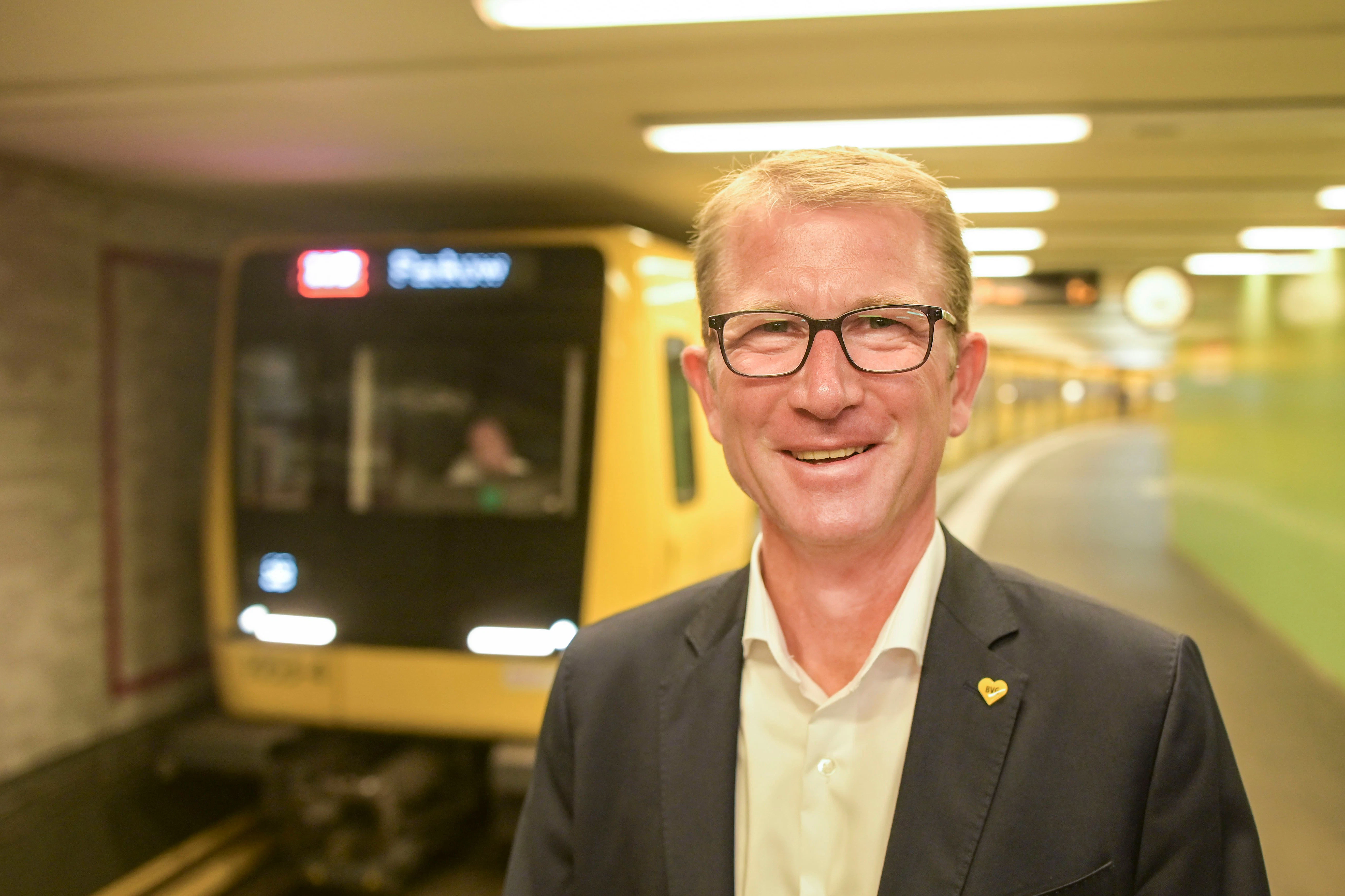 BVG-Betriebsvorstand Rolf Erfurt freut sich. Nach den Sommerferien 2023 soll das Gleis 2 nach Pankow wiedereröffnet werden, kündigte die BVG und der Investor Covivio im Februar an. Dazu kam es nun.  