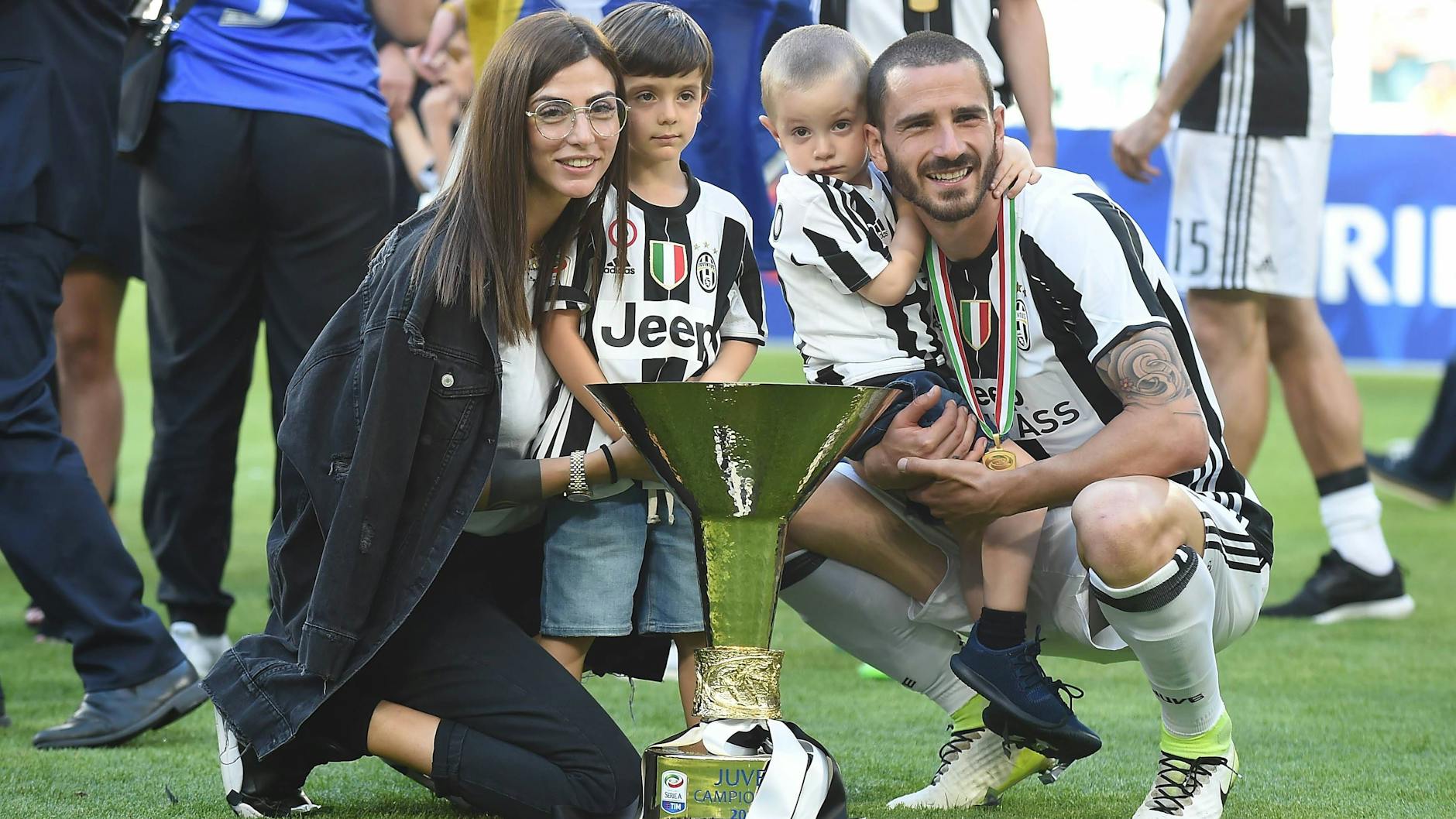 Leonardo Bonucci feiert die Meisterschaft 2017 mit seiner Frau Martina und den Söhnen Lorenzo (2.v.l.) und Riccardo.