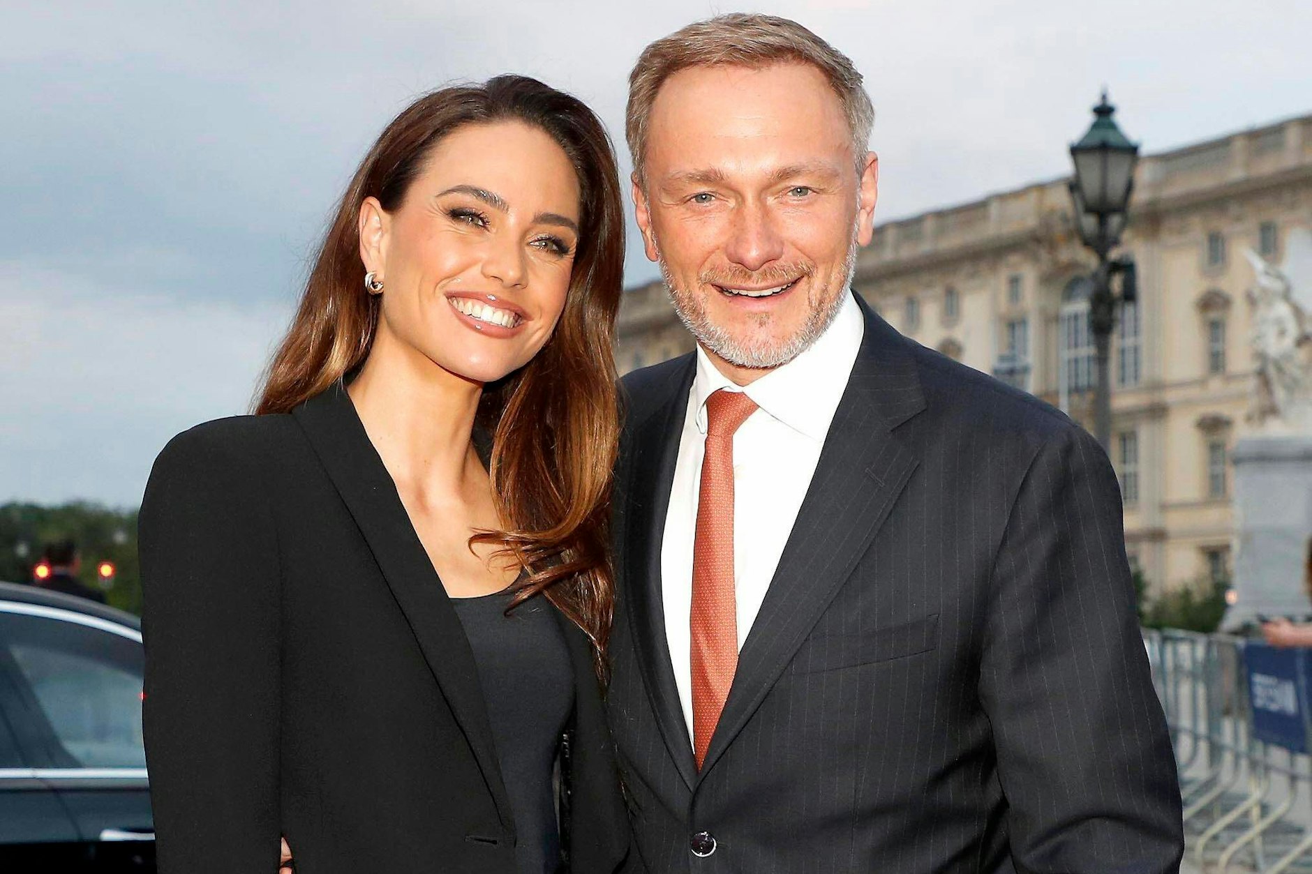 Wie das öffentlichkeitswirksame Lächeln geht, wissen beide. Aber wie sieht's mit der Mode aus?