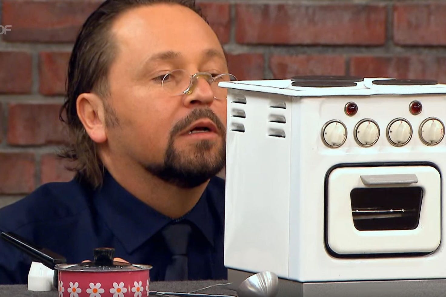 „Bares für Rares“-Händler Wolfgang Pauritsch inspiziert den Spielzeug-Elektroherd.