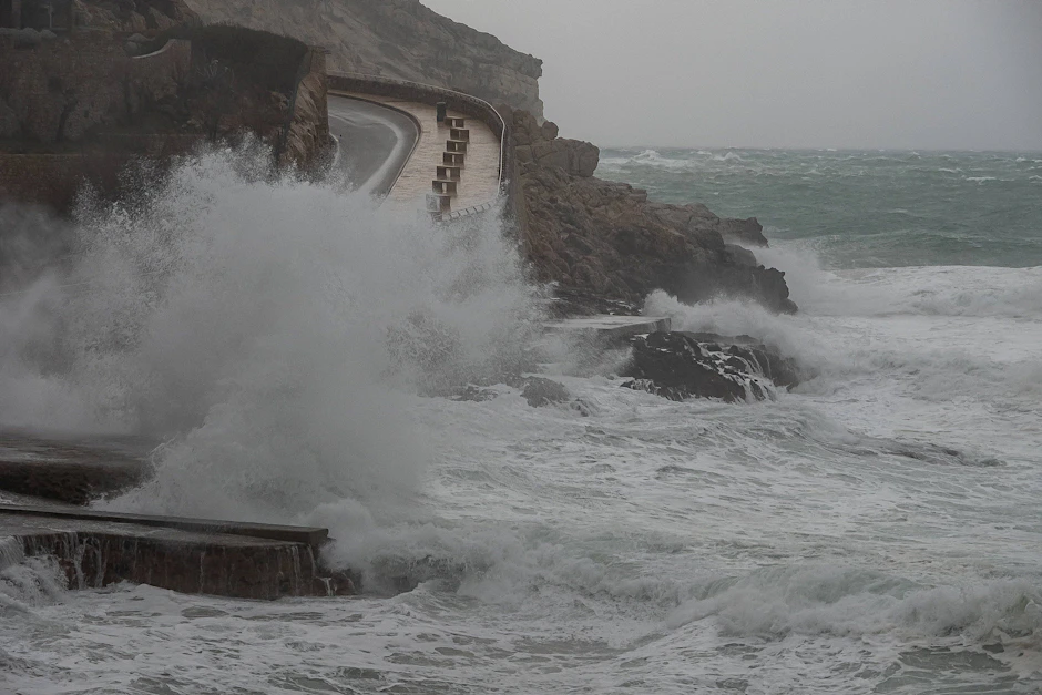 Ein Sturm peitsch das Mittelmeer an die Küste von Mallorca