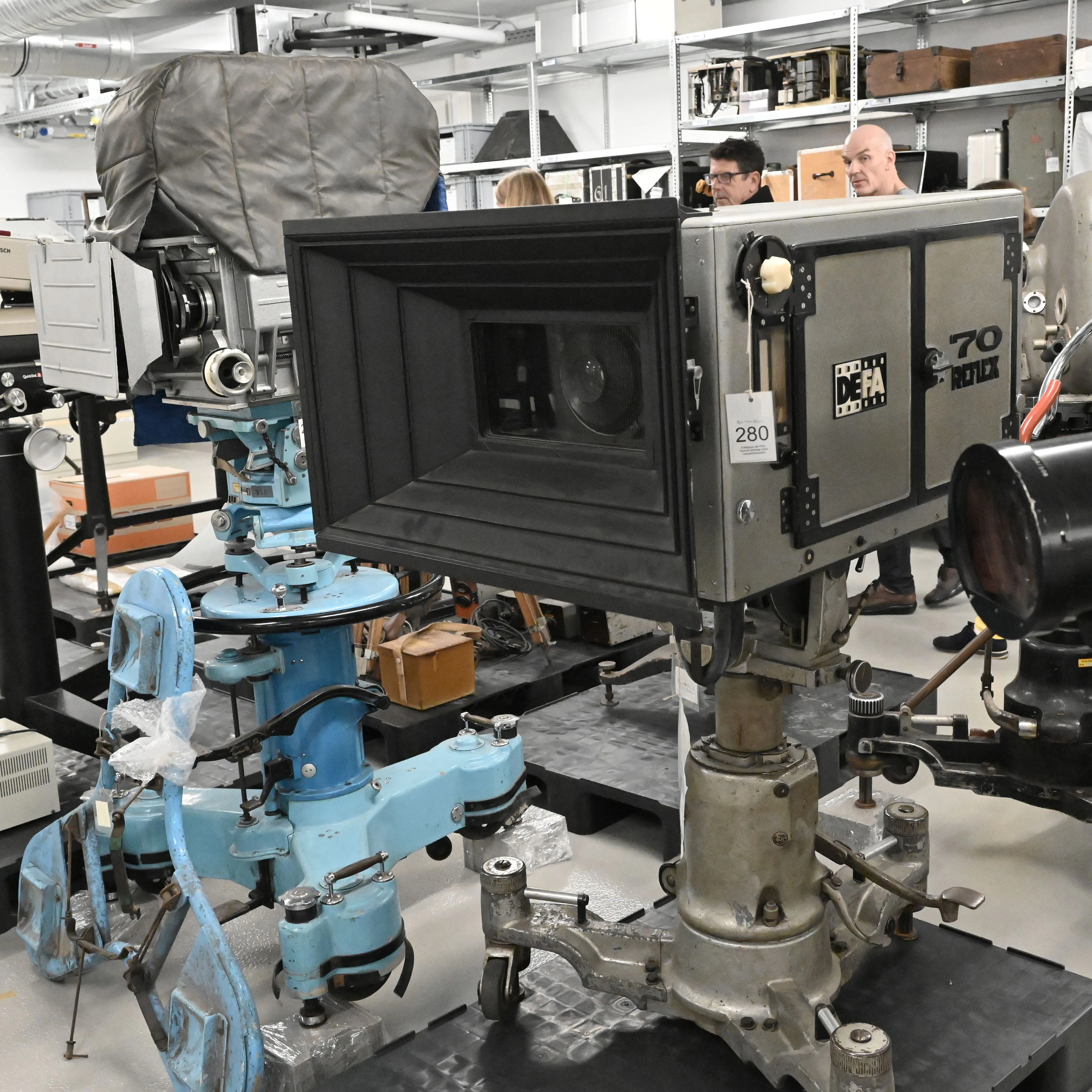 Eine der ersten 70-Millimeter-Studiokameras steht im Schaudepot Filmtechnik des Filmmuseums Potsdam. 