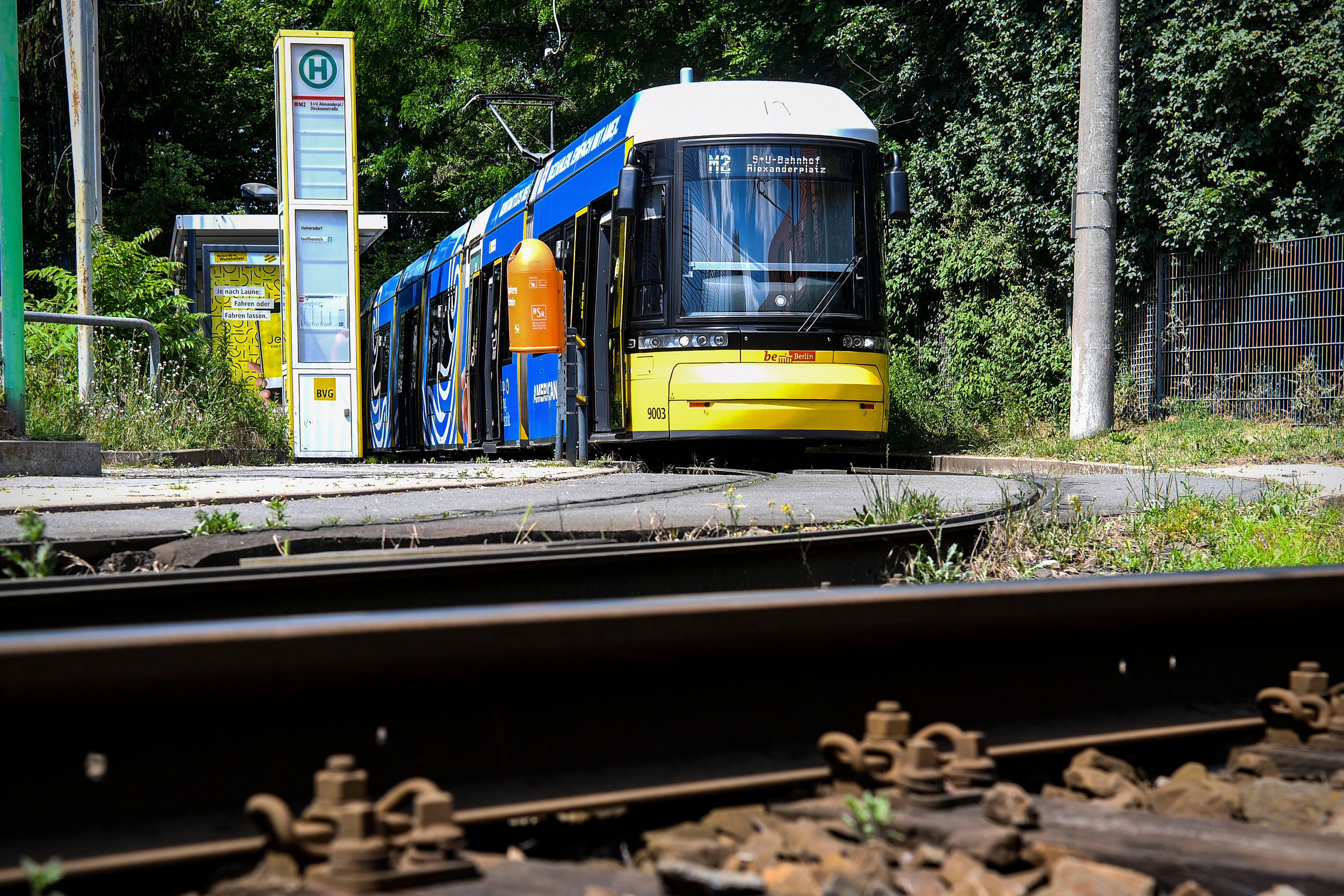 Noch endet die Straßenbahn M2 in Heinersdorf. Anwohner protestieren gegen die bisher geplante Weiterführung zum S-Bahnhof Blankenburg. Nun lässt Senatorin Schreiner das Projekt überprüfen.