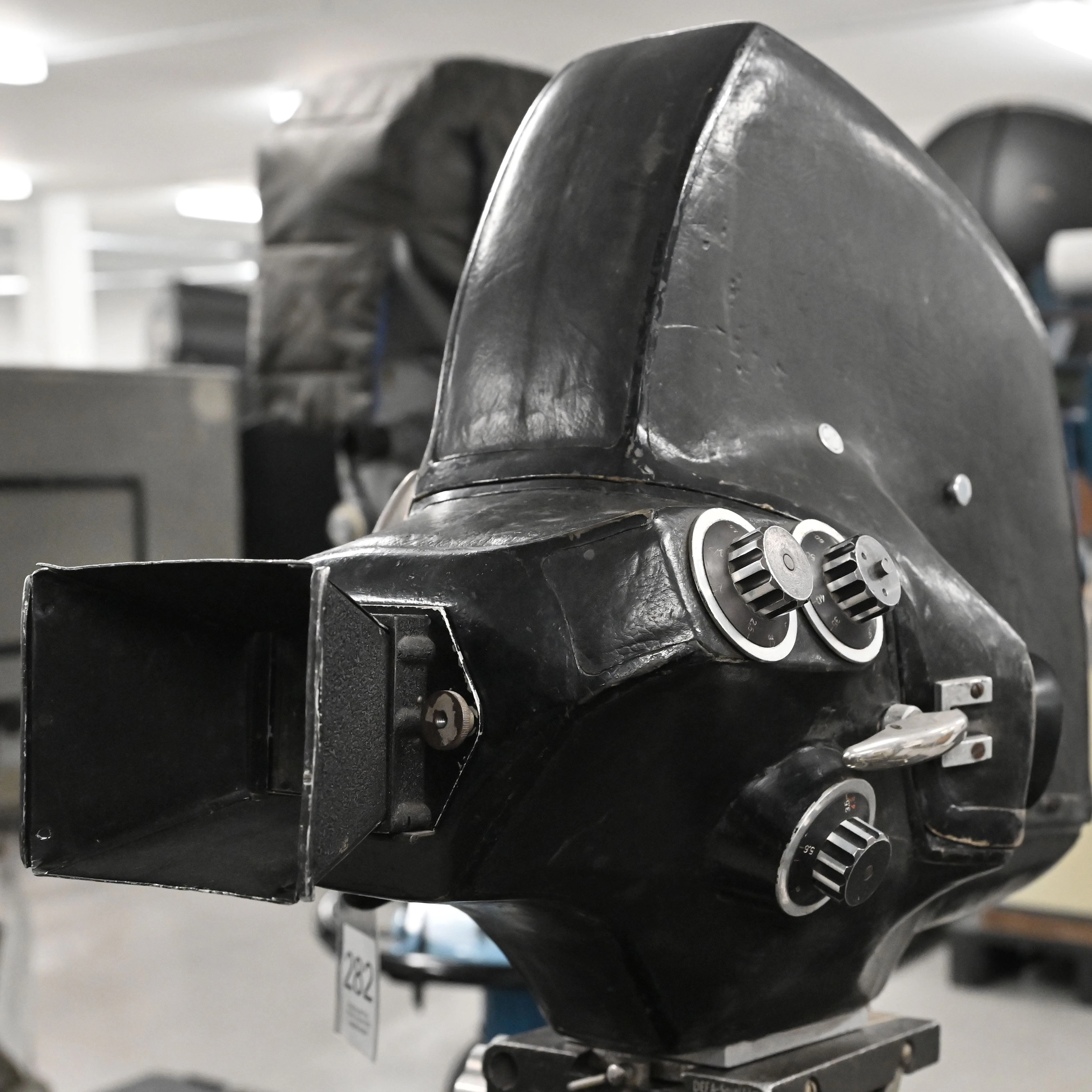 Die Kamera des Tierfilmers Siegfried Bergmann mit der selbstgebauten Geräuschdämmung steht im Schaudepot Filmtechnik des Filmmuseums Potsdam. 