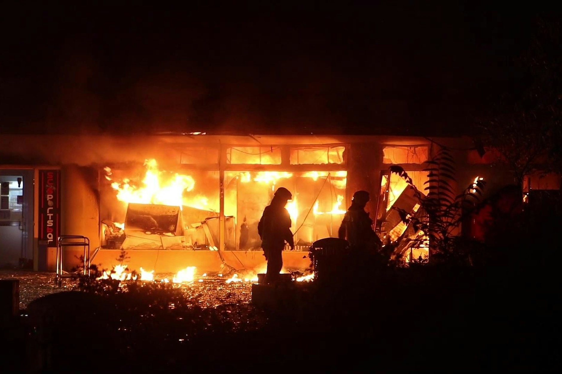 Das Lebensmittelgeschäft steht lichterloh in Flammen.