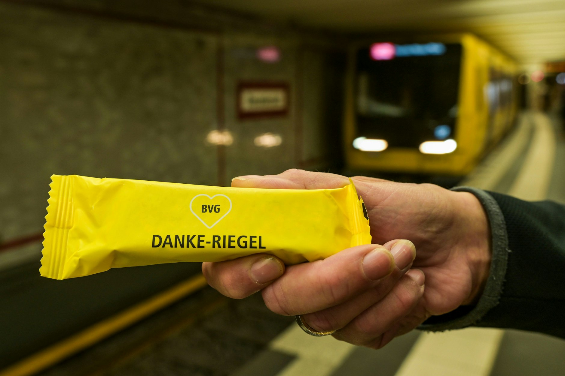 Zum Dank für die Geduld wurden im Auftrag der BVG Danke-Riegel an die Fahrgäste verteilt.
