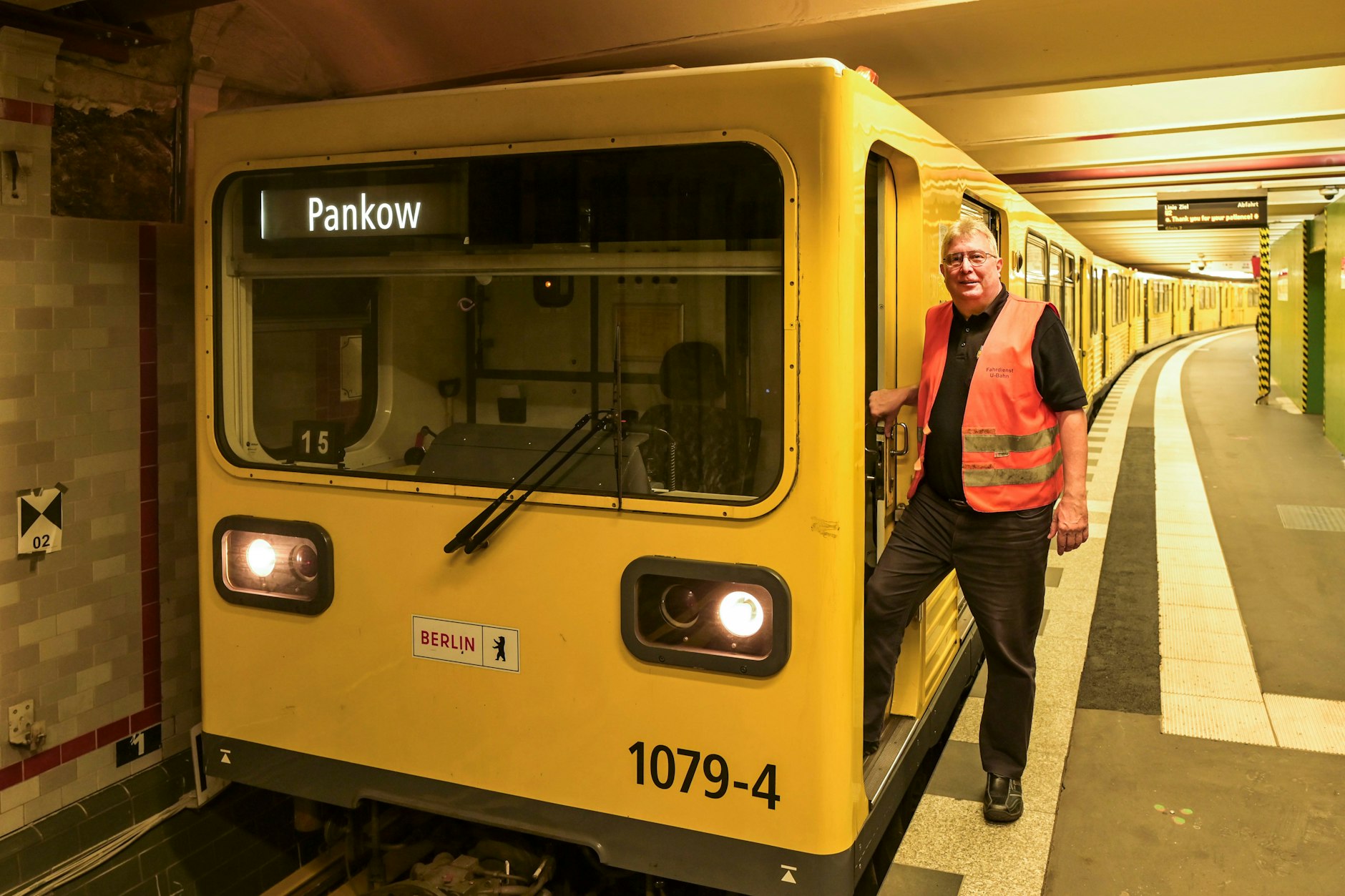 Nach dem Ende des Pendelverkehrs auf der U2: Hans Günther Dormann, U-Bahn-Fahrer aus Steglitz, hält mit seinem Zug nach Pankow im U-Bahnhof Alexanderplatz.