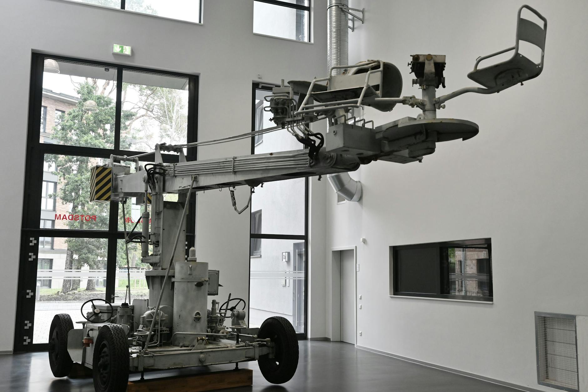 Ein Kamerakran, der für DDR-Filme genutzt wurde, steht im Eingangsbereich des Archivs des Filmmuseums Potsdam.