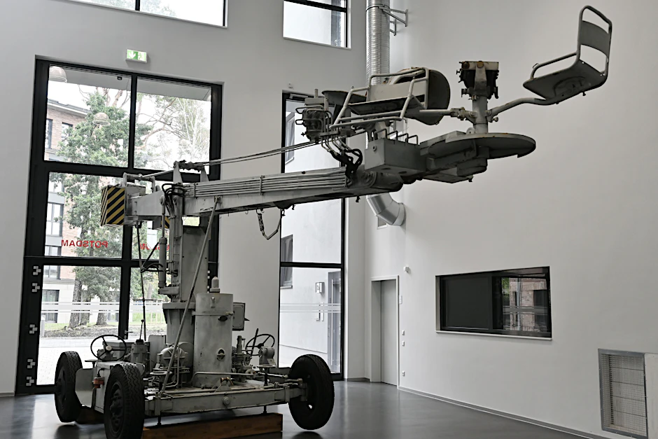 Ein Kamerakran, der für DDR-Filme genutzt wurde, steht im Eingangsbereich des Archivs des Filmmuseums Potsdam.