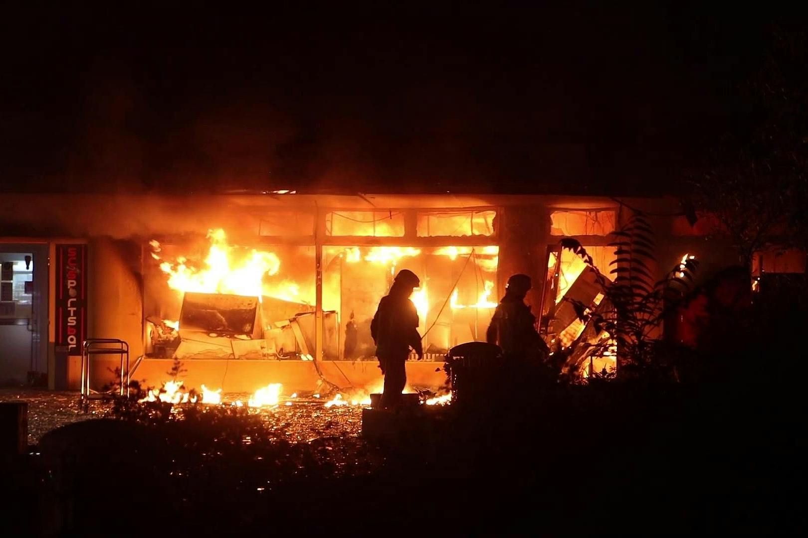 In Neukölln stand in der Nacht ein Ladengeschäft in Flammen.