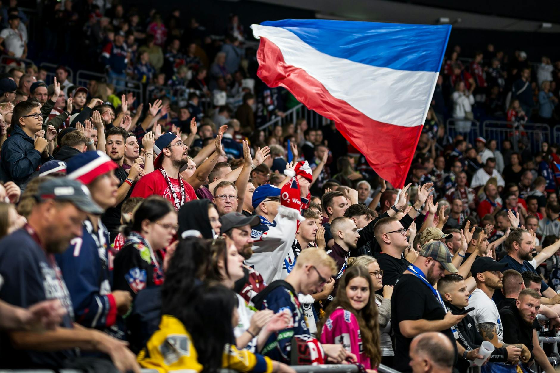 Das ist ja der helle Wahnsinn! Die Eisbären-Fans machen tolle Stimmung und damit ein Testspiel zu einem echten Erlebnis.