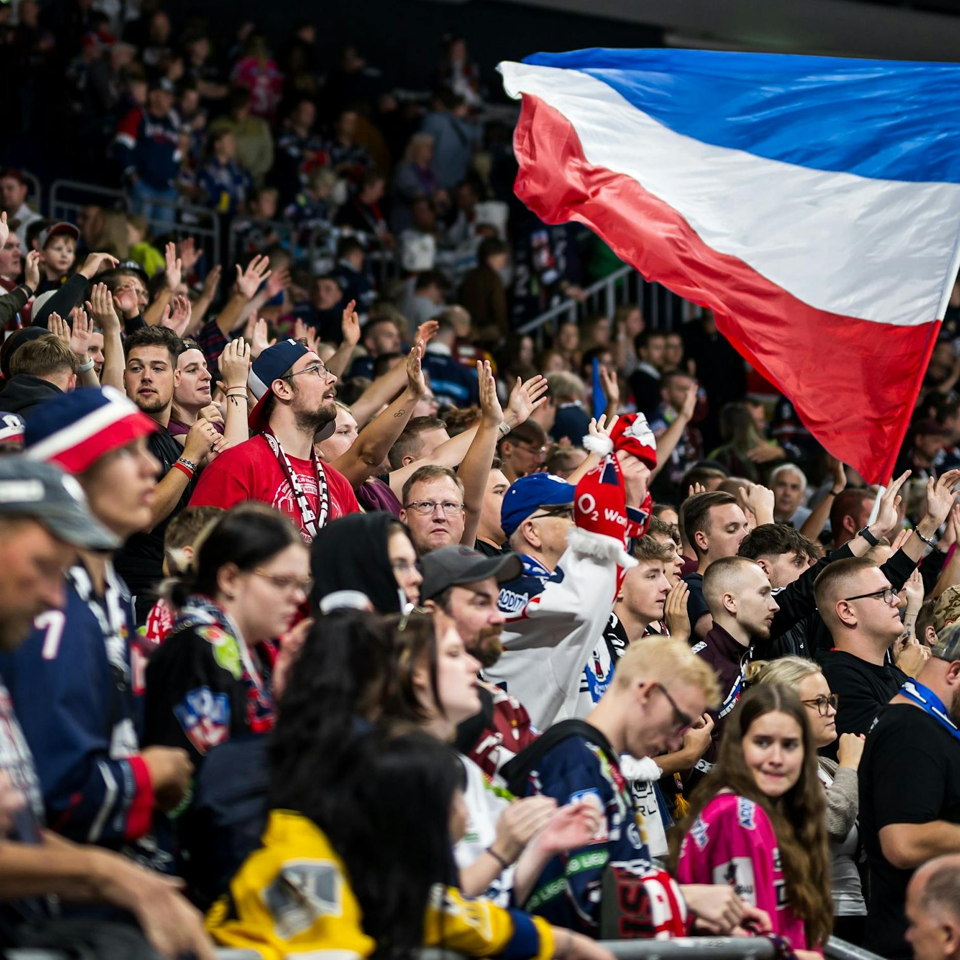 Eisbären Berlin: Die Fans sind schon in Meisterform!