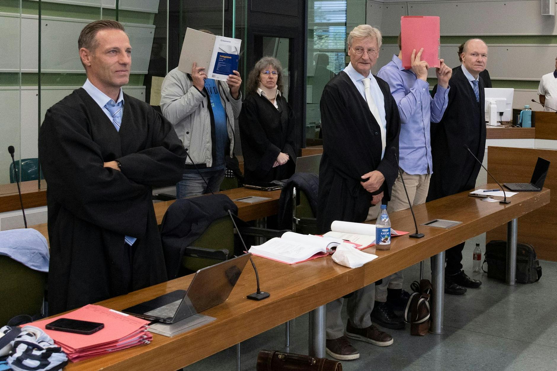 Die beiden Angeklagten Bozydar K. (38) und Anatoli N. (51) mit ihren Anwälten