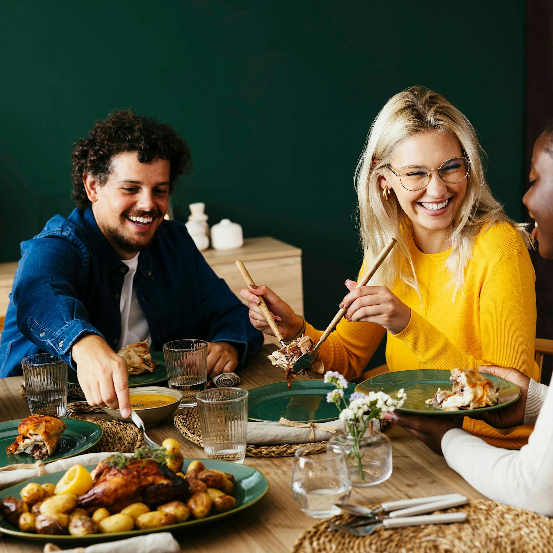 Laut Horoskop: Drei Sternzeichen, mit denen einem nie langweilig wird