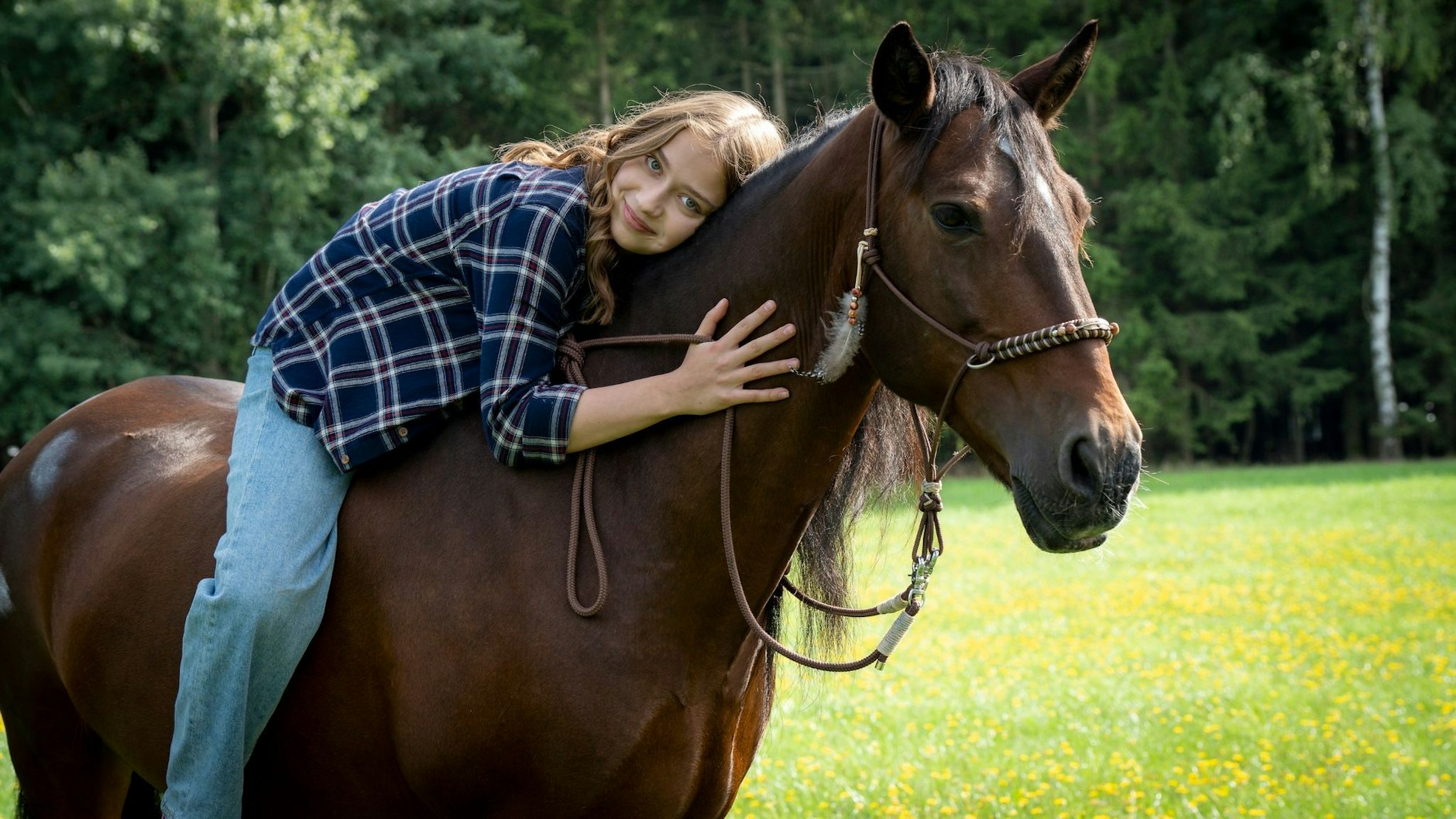 HANDOUT - Anni (Martha Haberland) liebt Pferde.  res/dpa