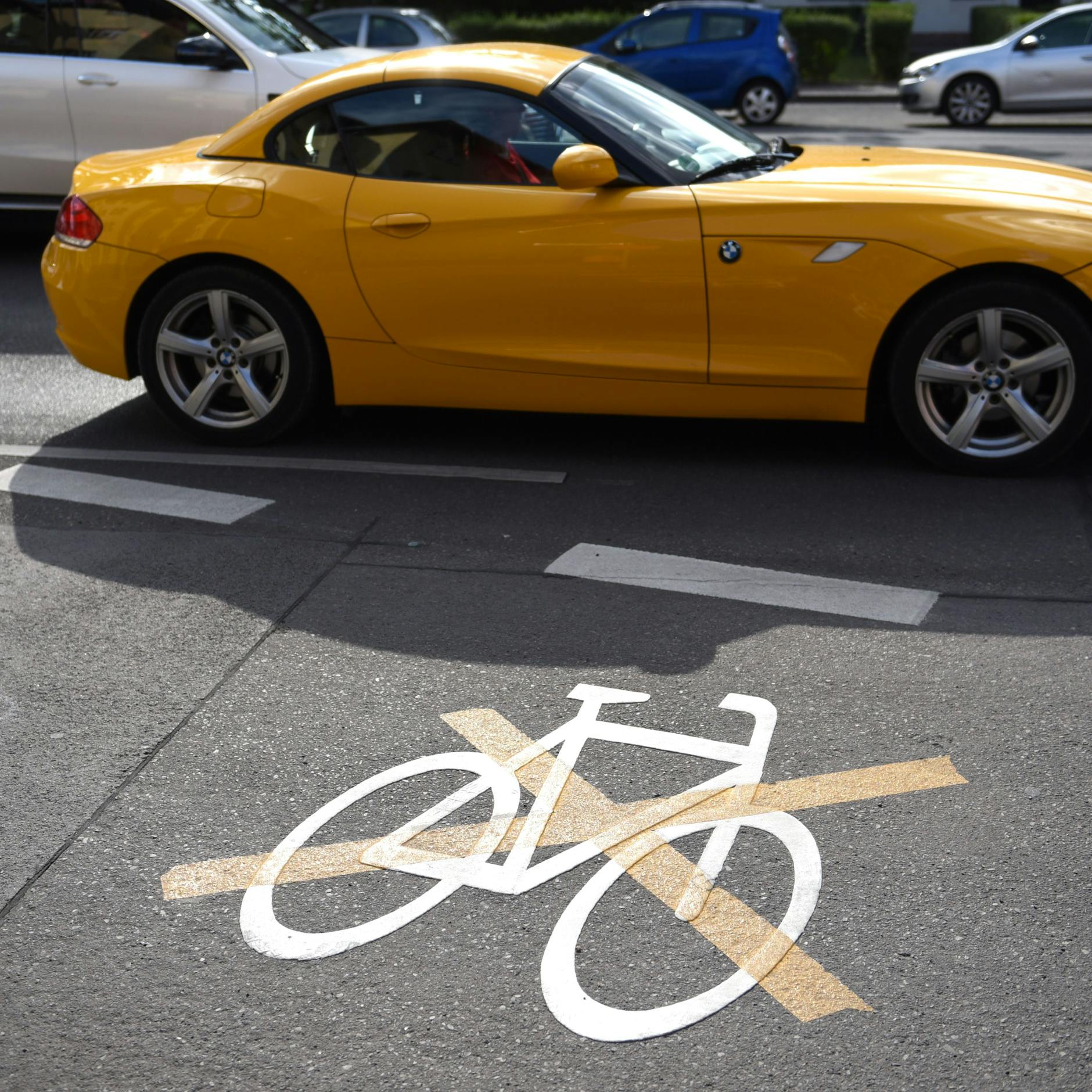 Der gesperrte Radweg Ollenhauerstraße wird derzeit noch von Autos genutzt.