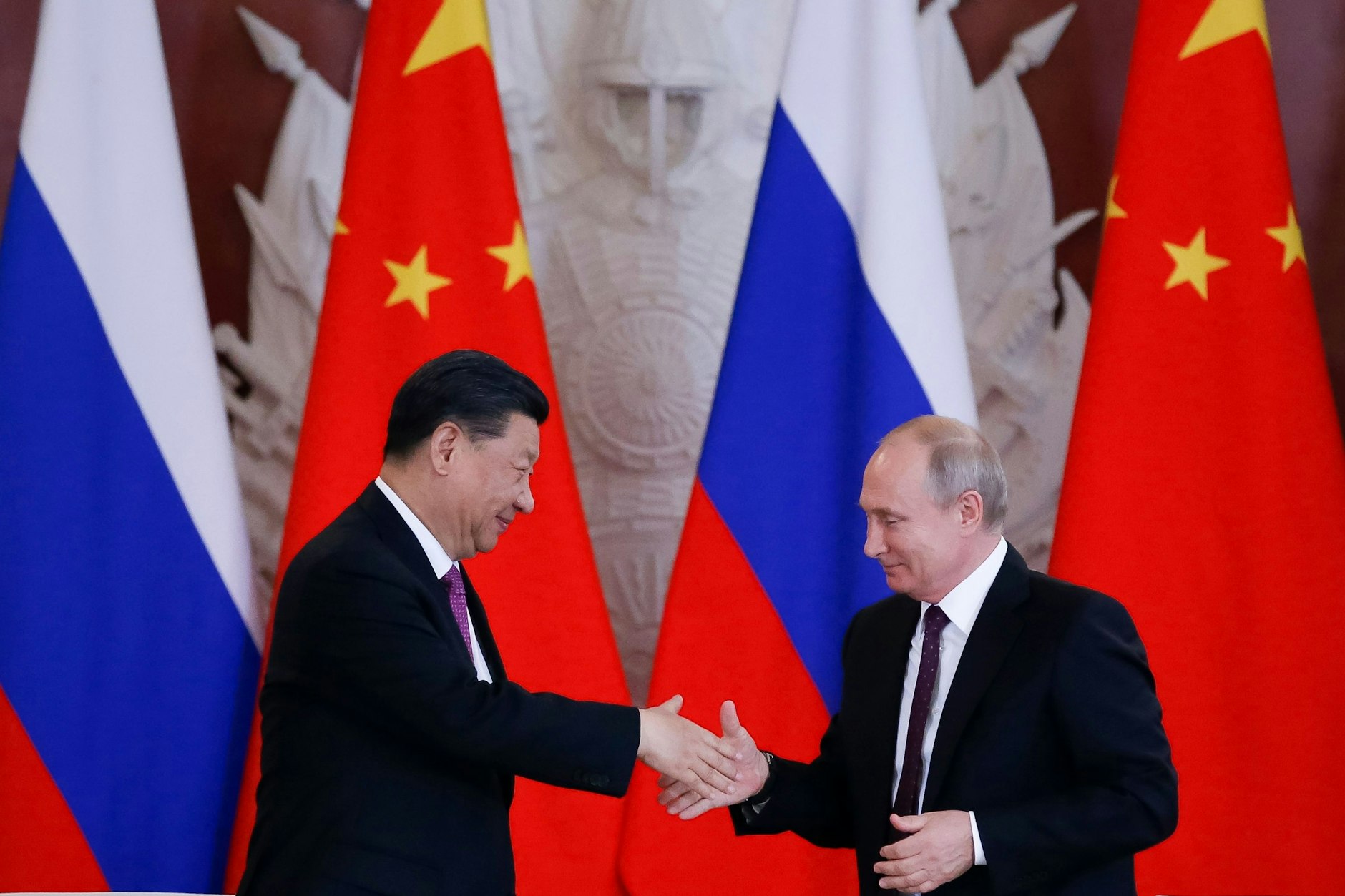 Archivbild: Xi Jinping, Präsident von China, und Wladimir Putin, Präsident von Russland, geben sich im Kreml nach einer Unterzeichnungszeremonie die Hand, den 5. Juni 2019 in Moskau. 