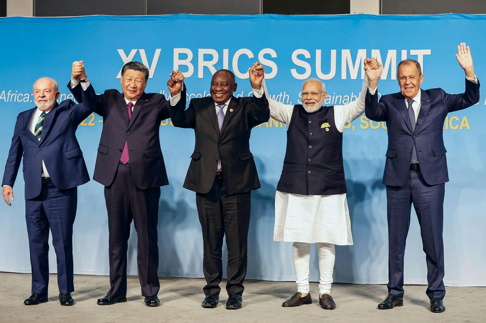 Luiz Inacio Lula da Silva, Xi Jinping, Cyril Ramaphosa, Narendra Modi und Sergej Lawrow posieren für ein Gruppenfoto während des Brics-Gipfels.