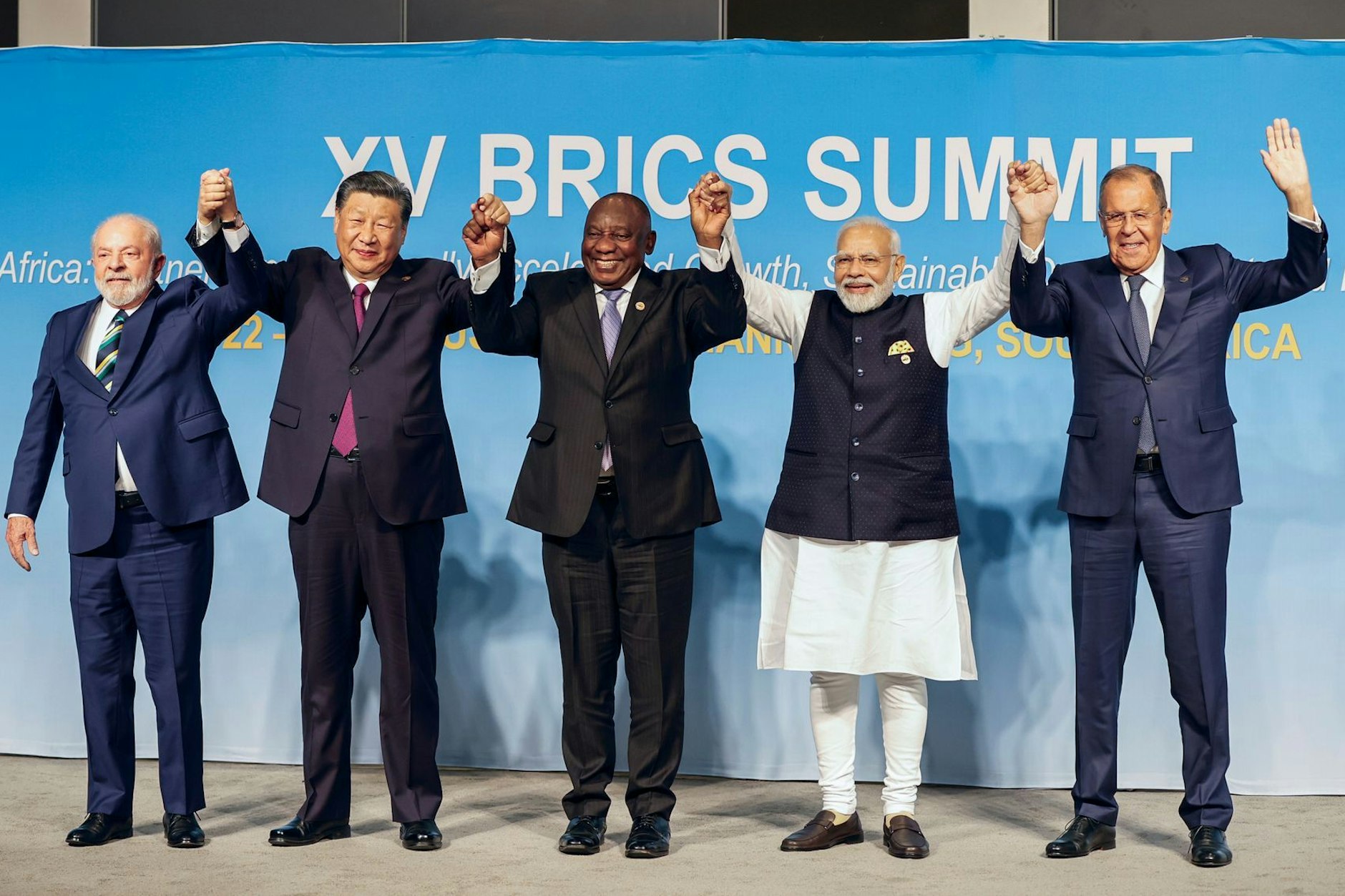 Luiz Inacio Lula da Silva, Xi Jinping, Cyril Ramaphosa, Narendra Modi und Sergej Lawrow posieren für ein Gruppenfoto während des Brics-Gipfels.