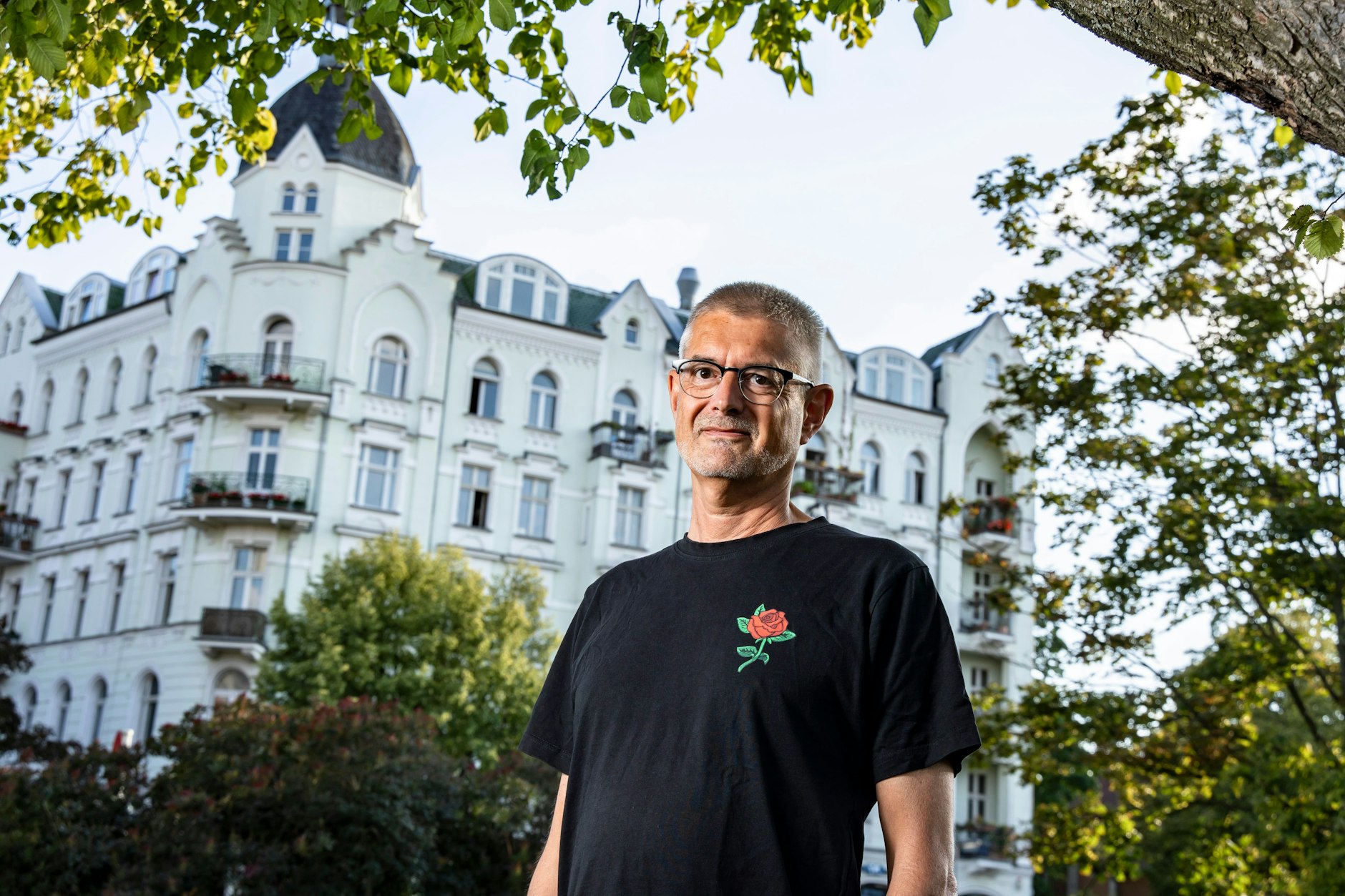 Der Schriftsteller Tim Staffel vor dem Haus am Südstern, wo er wohnte, als er nach Berlin kam.